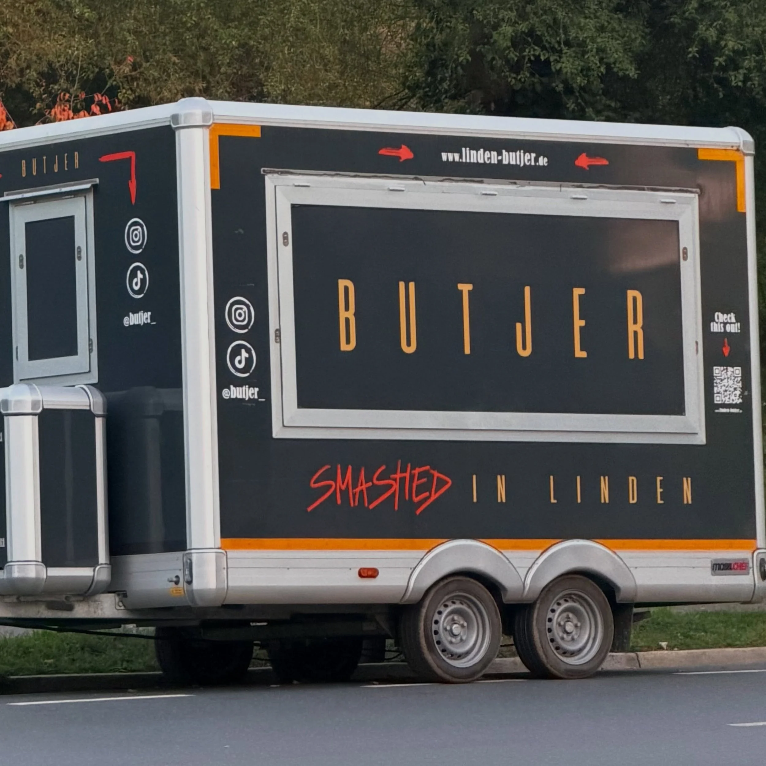 BUTJER KOMMT ZU EUCH. 🍔❤️

Ihr plant eine Hochzeit, einen Geburtstag, eine Firmenfeier, ein Stra&szlig;enfest, Festival oder ein anderes besonderes Event?

Dann holt euch BUTJER direkt zu eurer Veranstaltung. Mit unserem Foodtruck bringen wir frisch