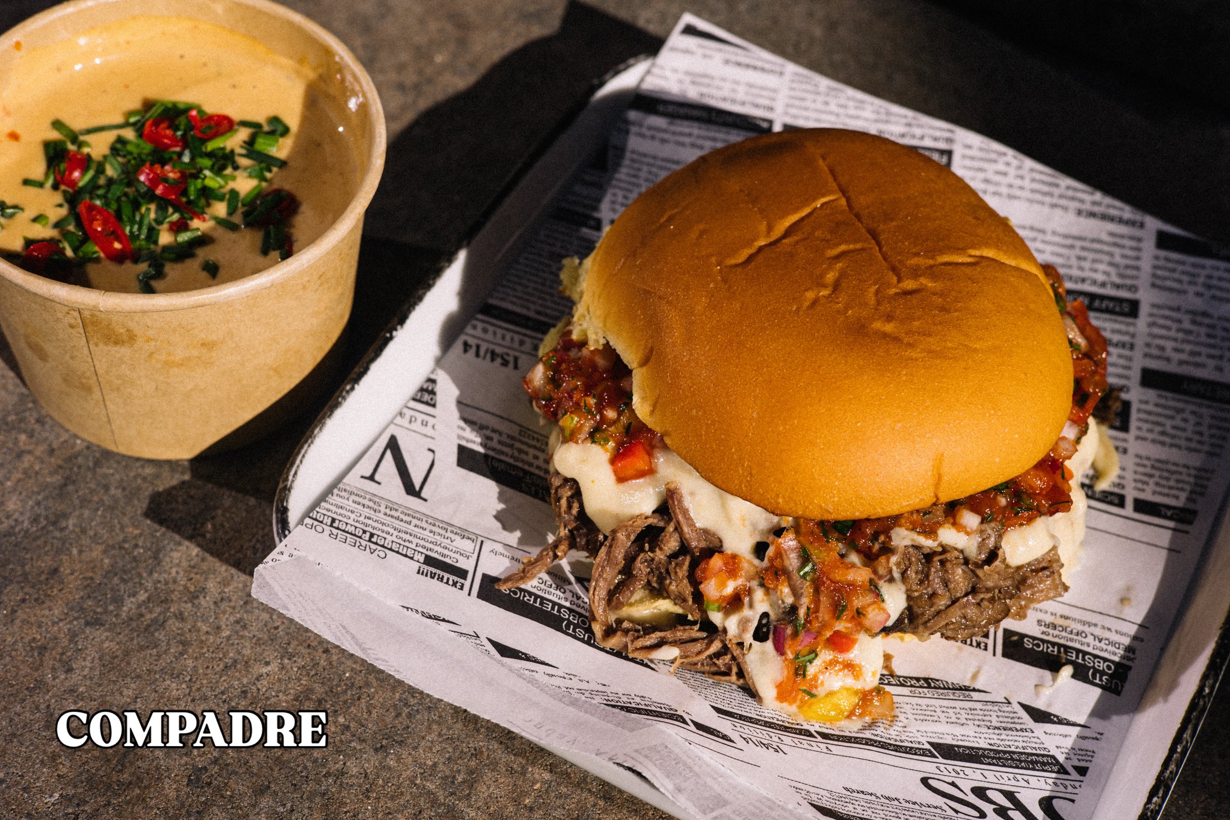 Ab heute haben wir einen Neuen Special Guest zu Besuch im Butjer!🤩

COMPADRE 🇲🇽❤️

Potato Bun
Pico de gallo
Pulled Beef 
Parmesan B&eacute;chamel 

Gravy Dip Pott 

#butjer #pulledbeef #compadre #mexican #hannover