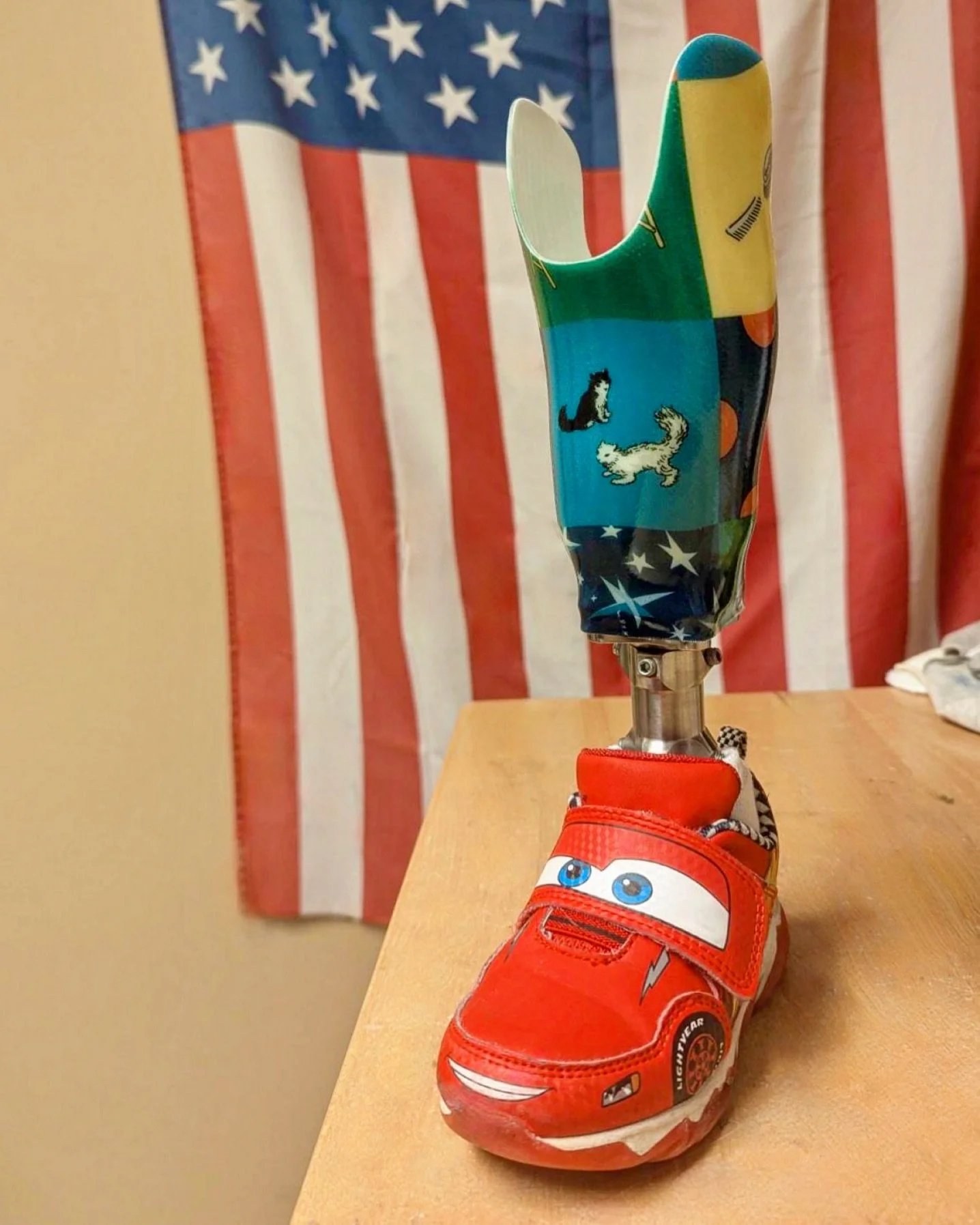 Goodnight stars, goodnight air…goodnight to a socket designed with extra love and care. 🌙
Our fabrication team brought the classic Goodnight Moon story to life in this little one’s prosthesis. We love customizing sockets because they s