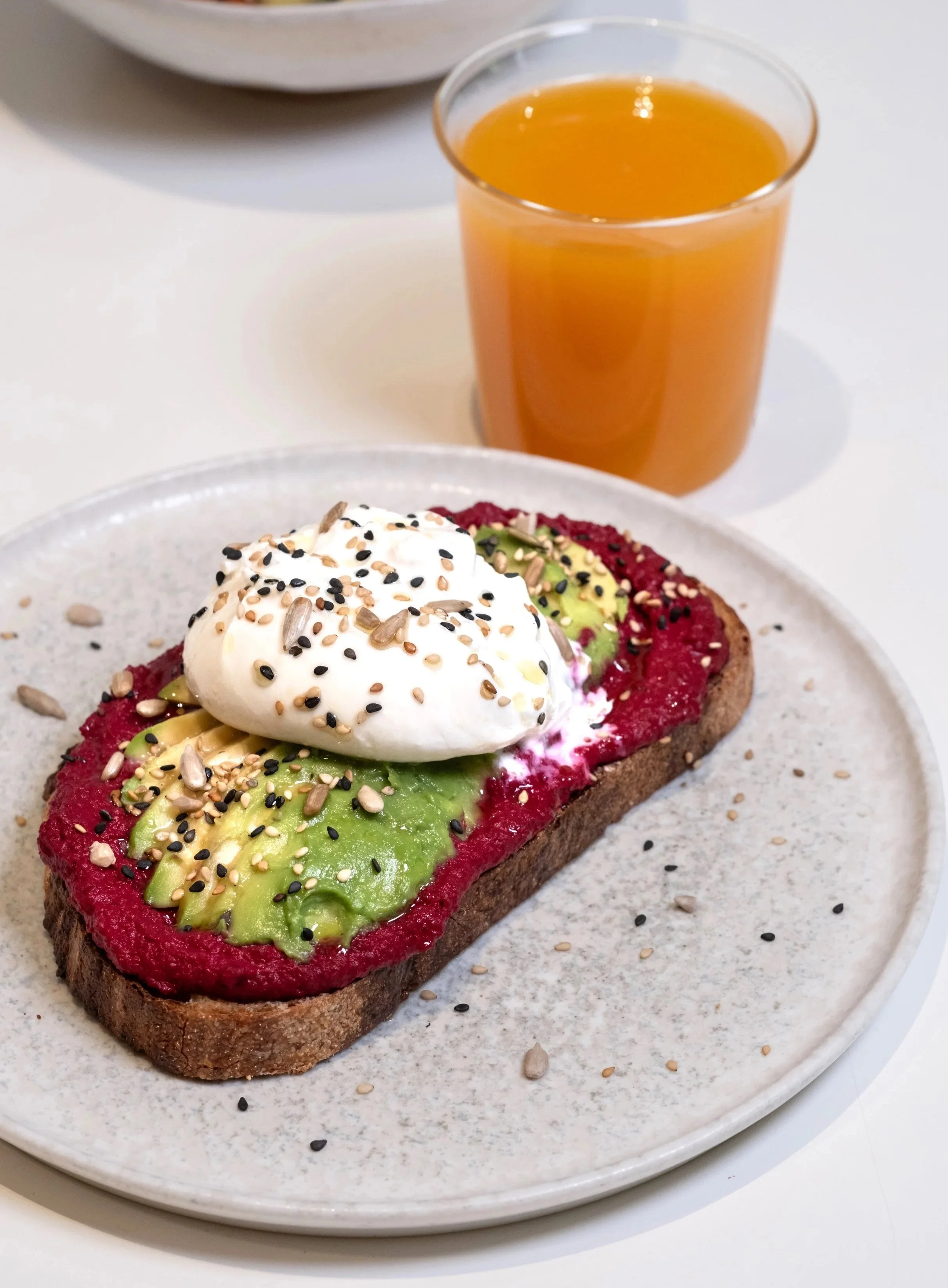 TOSTADA RUBY 
(Hummus de remolacha, aguacate y burrata)