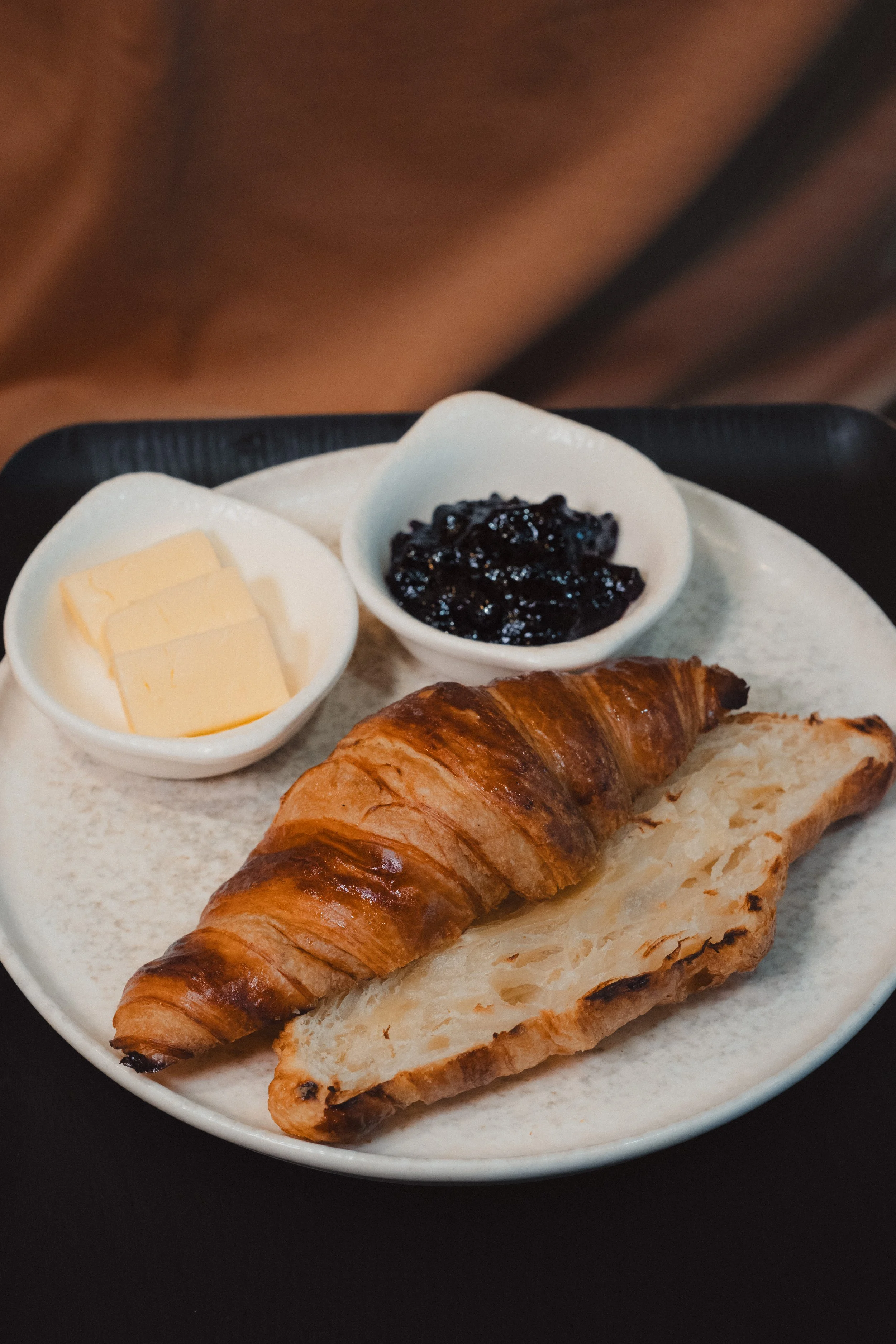 CROISSANT CON MANTEQUILLA Y MERMELADA