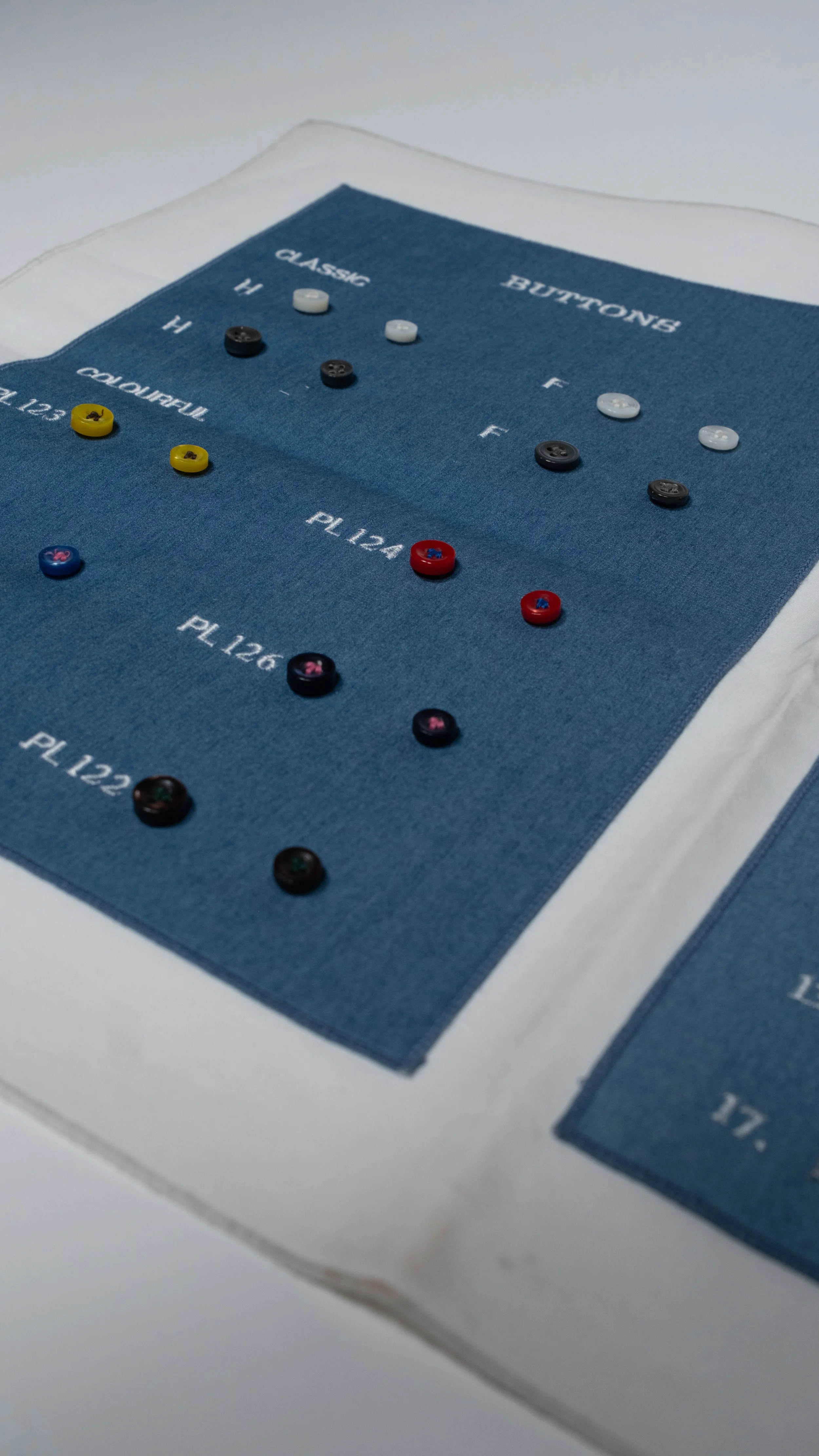 Vi väljer knappar som kompletterar tyget och skjortans helhet. För dig som beställer en måttbeställd skjorta i Stockholm erbjuder vi även broderade initialer på valfri placering för ett personligt och exklusivt resultat.