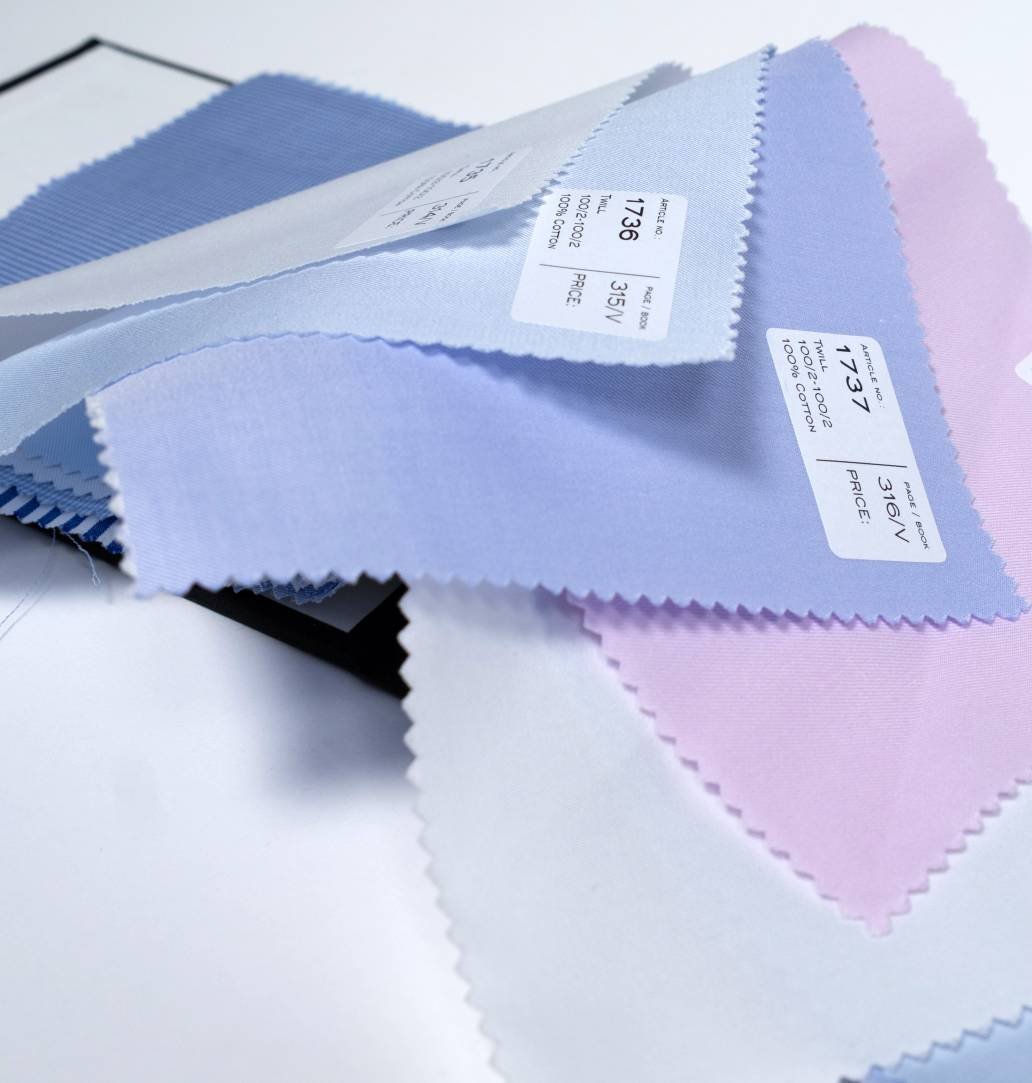 1. Val av tyg Tillsammans väljer vi ett tyg som passar ändamålet – vare sig det gäller vardag, arbete eller mer formella tillfällen. Jag guidar dig genom kvalitet, väv, komfort och uttryck för att säkerställa rätt känsla, funktion och hållbarhet.