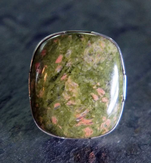 Unakite represents tackling stress in crystal divination