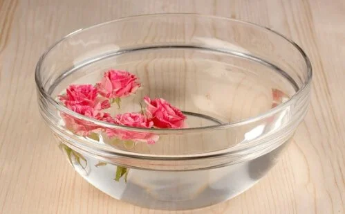 Flower petal scrying in water was practised by the ancient Romans