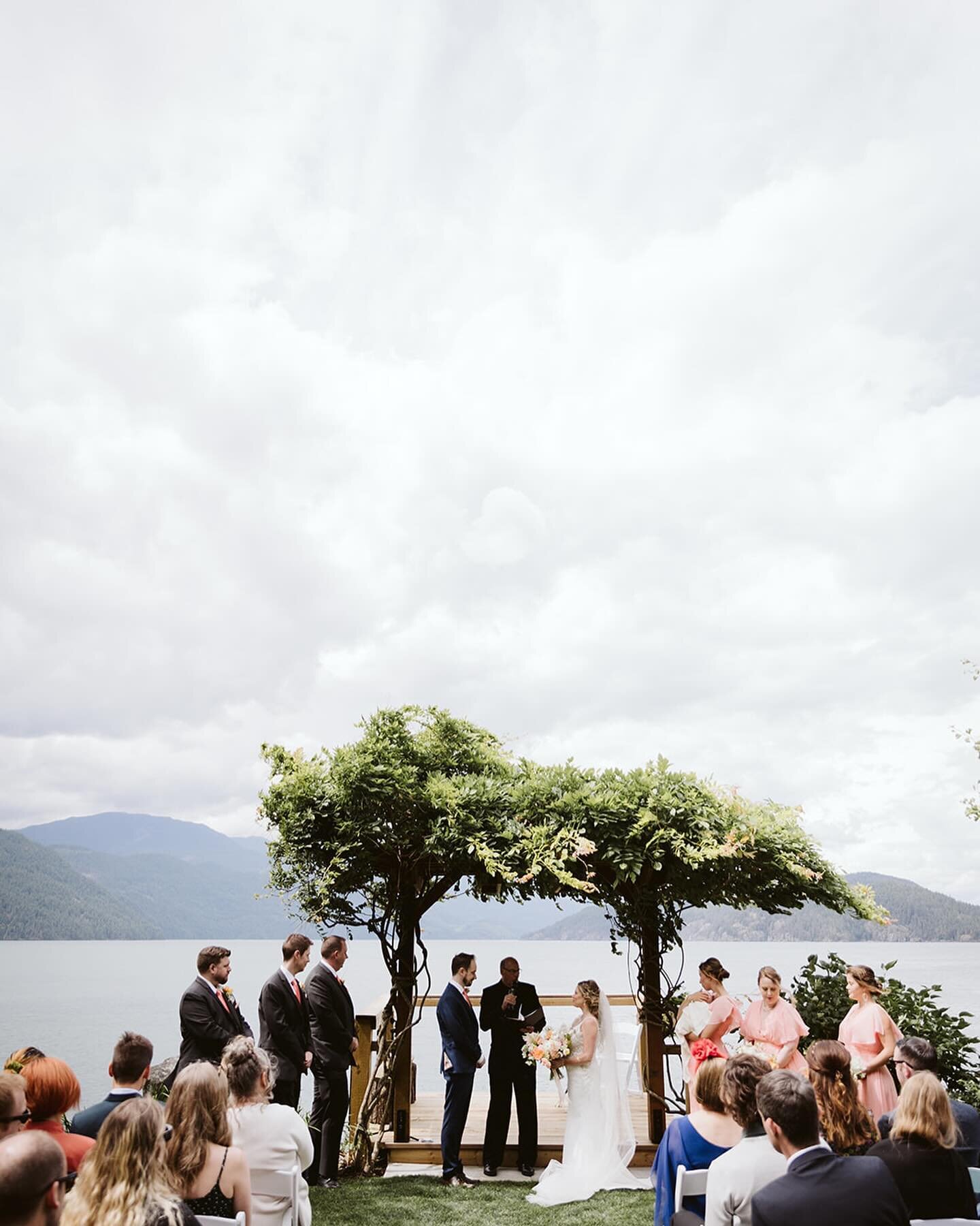 The forecast said rain all day, but there was not a single drop for Janael &amp; John&rsquo;s beautiful June wedding at @thelodgeonharrison_weddings 🤍 

We had so much fun getting out of the city to make this day come to life ✨🥂🫶🏻

Venue @thelodg