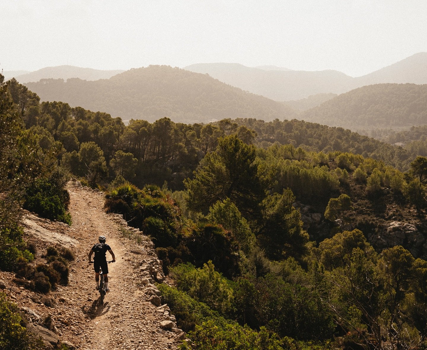 Trails in the Tramuntana. We are OPEN the entire winter, the best time of the year to ride high up in the mountains 😍

#tramuntana
#husqvarna 
#ebike