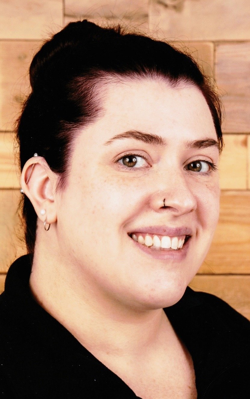 Femme souriante aux cheveux brun