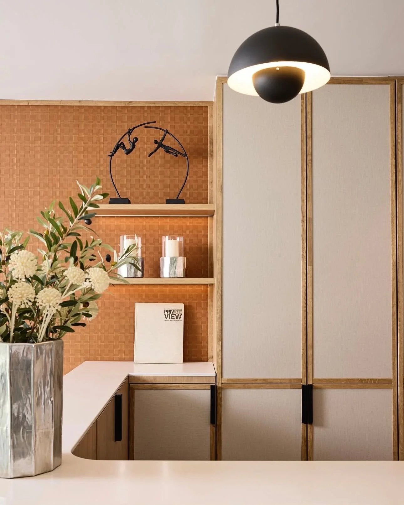 [ 𝗣𝗿𝗼𝗷𝗲𝗰𝘁 𝗼𝗳 𝘁𝗵𝗲 𝗺𝗼𝗻𝘁𝗵 ]

A clean, inviting welcome.

This hospitality reception features a sleek desk in 𝗛𝗜𝗠𝗔𝗖𝗦 𝗚𝗠𝟬𝟮 𝗚𝗿𝗮𝘃𝗶𝗹𝗹𝗮 𝗖𝗿𝗲𝗮𝗺. Durable, seamless, and perfectly integrated into the soft, natural aesthetic