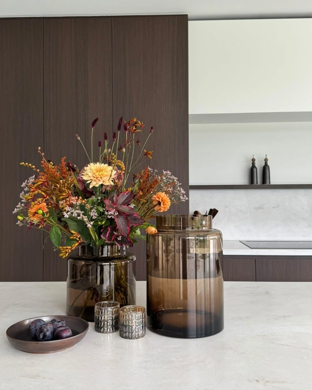 [𝗣𝗿𝗼𝗷𝗲𝗰𝘁 𝗼𝗳 𝘁𝗵𝗲 𝗺𝗼𝗻𝘁𝗵] 

In this private home near Antwerp, HIMACS Bellizzi plays a central role, used both in the kitchen and bathroom for a seamless, cohesive look. The deep wood cabinetry contrasts with the soft, natural surface, 
