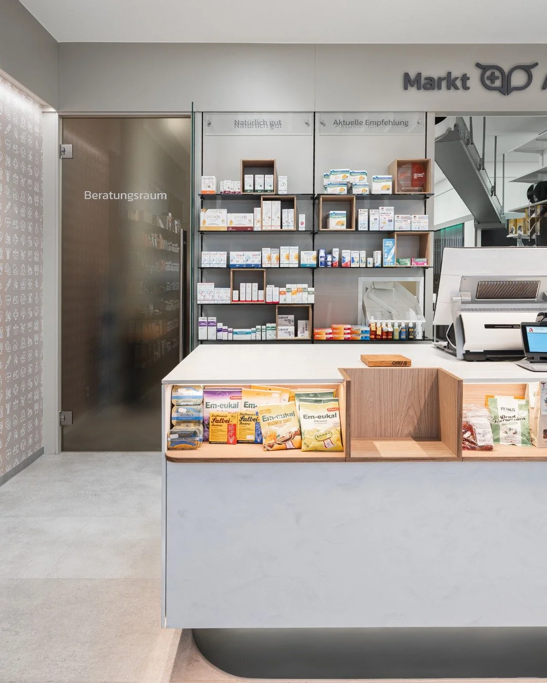 𝗔 𝗳𝗿𝗲𝘀𝗵 𝘁𝗮𝗸𝗲 𝗼𝗻 𝗽𝗵𝗮𝗿𝗺𝗮𝗰𝘆 𝗱𝗲𝘀𝗶𝗴𝗻.

In Landau, @omas__studio reimagined Markt Apotheke with elegance and calm. At the heart of the space: a minimalist reception desk in HIMACS Aurora Blanc, chosen for its seamless look, hygien