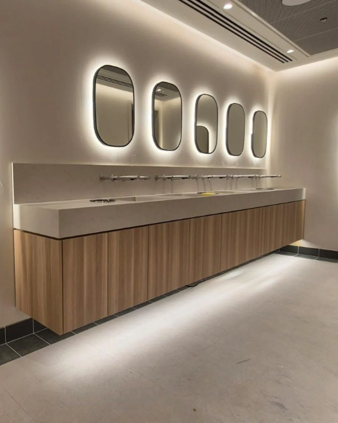 𝗘𝗹𝗲𝘃𝗮𝘁𝗶𝗻𝗴 𝘁𝗵𝗲 𝗲𝘃𝗲𝗿𝘆𝗱𝗮𝘆.

At Shoe Lane, even the washroom gets the design it deserves. HIMACS Gravilla Cream brings softness and flow to the custom vanity and hairdryer station: subtle, seamless, and quietly bold.

Design: @perkins