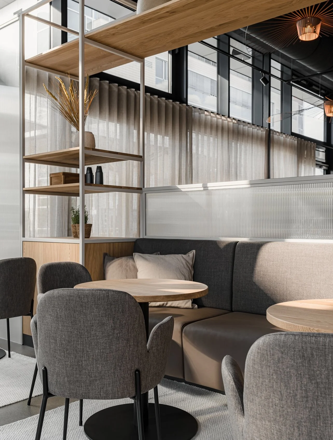 𝗪𝗵𝗲𝗻 𝗱𝗲𝘀𝗶𝗴𝗻, 𝗴𝗮𝘀𝘁𝗿𝗼𝗻𝗼𝗺𝘆 𝗮𝗻𝗱 𝗮𝘁𝗺𝗼𝘀𝗽𝗵𝗲𝗿𝗲 𝗮𝗿𝗲 𝗶𝗻 𝗽𝗲𝗿𝗳𝗲𝗰𝘁 𝗵𝗮𝗿𝗺𝗼𝗻𝘆.

At EVA, every detail invites you to slow down and savour, not just the food, but the space itself. Soft curves, clean lines, and a war