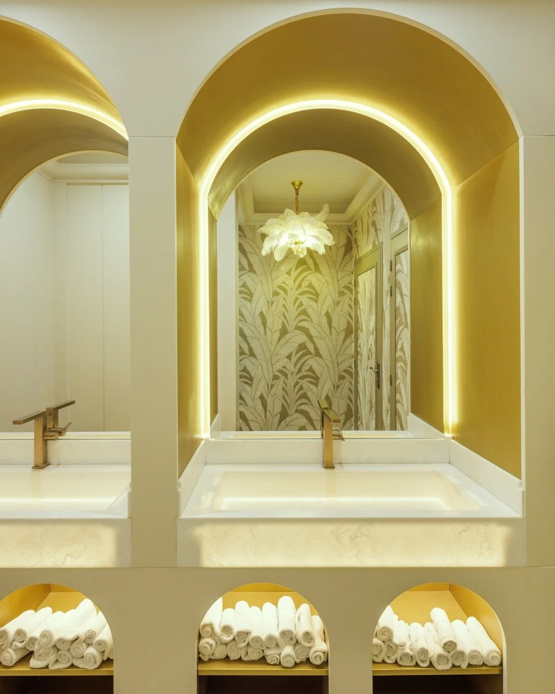 [𝗣𝗿𝗼𝗷𝗲𝗰𝘁 𝗼𝗳 𝘁𝗵𝗲 𝗠𝗼𝗻𝘁𝗵]
At H&ocirc;tel Maison Philippe Le Bon in Dijon, the bathroom becomes a quiet moment of refinement. EK Decoration reimagines the vanity as a luminous focal point, elevating the guest experience through subtle el