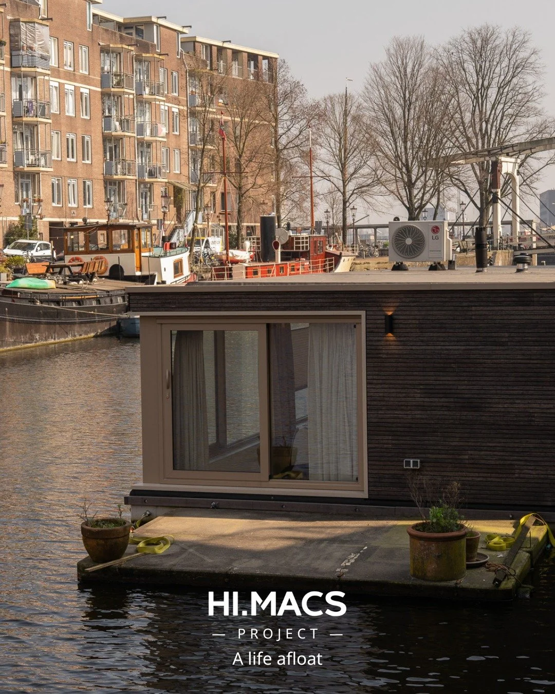 𝗔 𝗟𝗶𝗳𝗲 𝗔𝗳𝗹𝗼𝗮𝘁 🚤
On one of Amsterdam&rsquo;s historic canals, this contemporary houseboat reimagines life on the water through minimalist design and carefully crafted details.

From the canal-facing kitchen in 𝗛𝗜𝗠𝗔𝗖𝗦 𝗖𝗿𝗲𝗮𝗺 to th