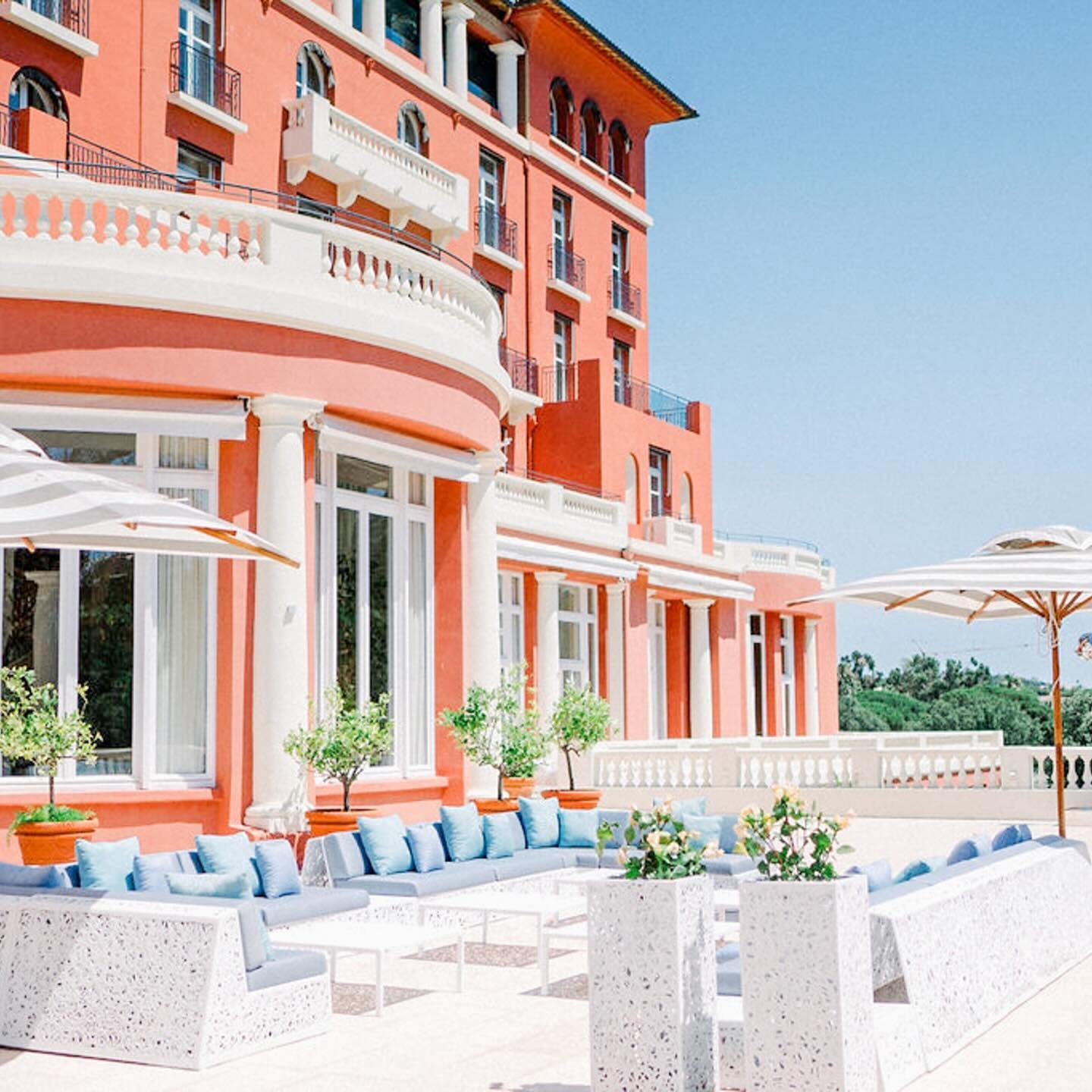 Celebrate under the Riviera sun! Our largest outdoor space is the prime location boasting breathtaking views over our garden and the Bay of Saint-Tropez. It is the ultimate spot for unforgettable events. Picture-perfect against our iconic terracotta 
