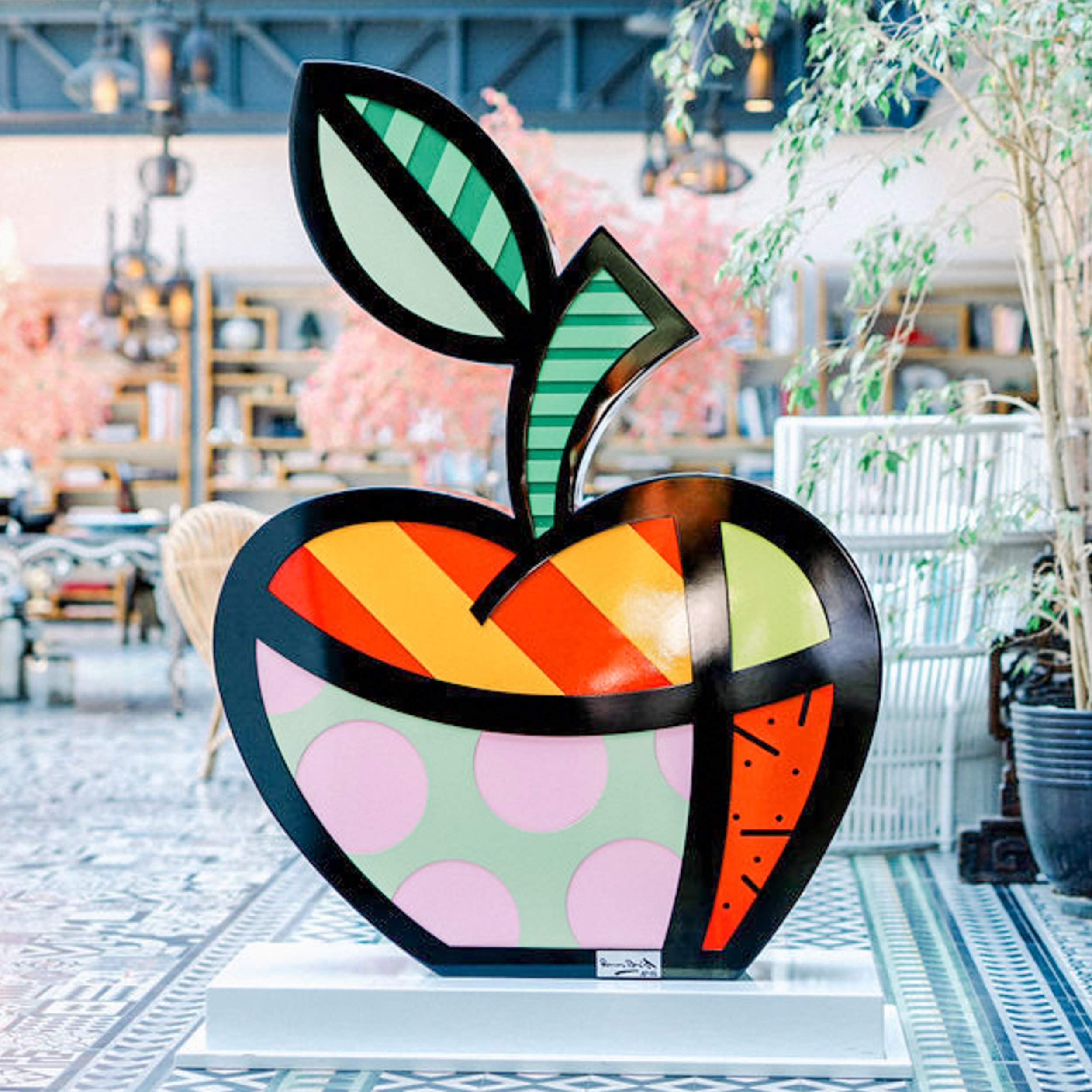 &lsquo;Big Apple&rsquo; &ndash; a vibrant masterpiece in our Winter Garden created by none other than the legendary Romero Britto.

Britto&rsquo;s distinctive style is like a magnet, drawing in both youthful spirits and art connoisseurs with its mesm