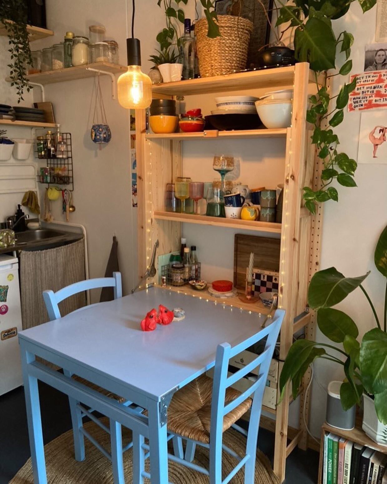 More great solutions from @emilie_ssupersstar s tiny home in @cphvillage Vesterbro✨The blue dining area is defined by painted chairs + part of the foldable table and it works so well! Cool to see how colours can help create the different zones in the