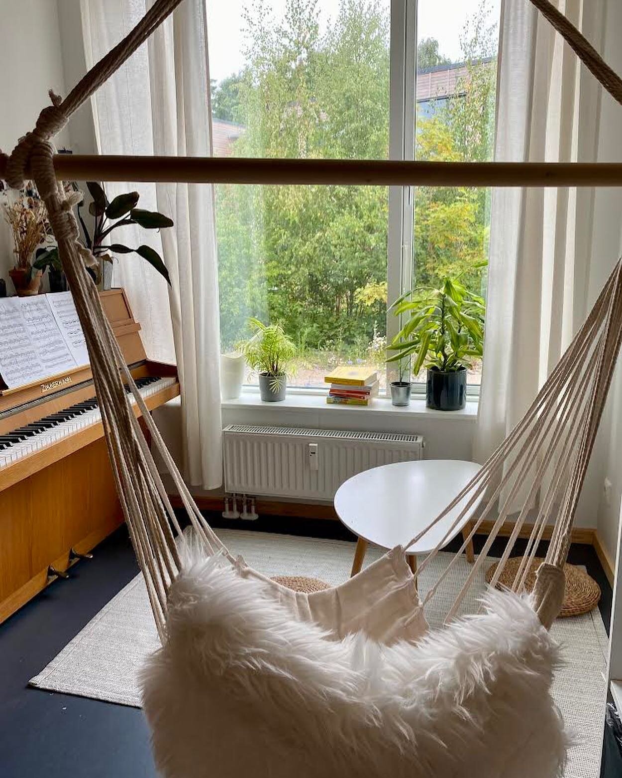 A sneak peek from Suzy&rsquo;s apartment in @cphvillage Vesterbro 👀✨🌱
Bunk bed, piano and hammock chair. We love it 🫶

Thanks for sharing!