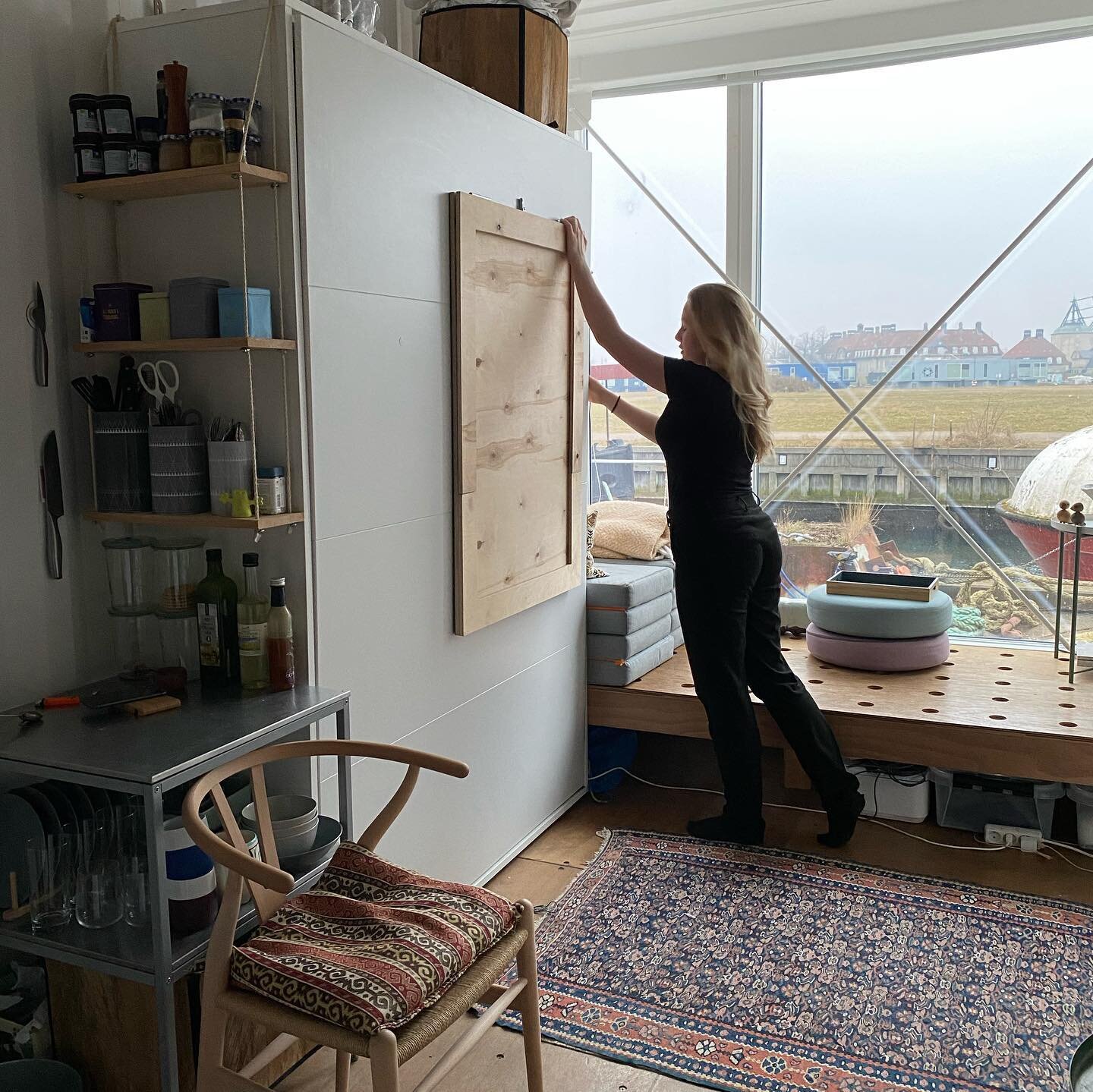 Cecilie&rsquo;s great interior solution deserves to be shared with you guys as well! 🛏🛠🪚 A next level DIY project that adds a lot of flexibility to the tiny home. Bedroom, dining area or floor space? A few seconds of magic and the room is changed 