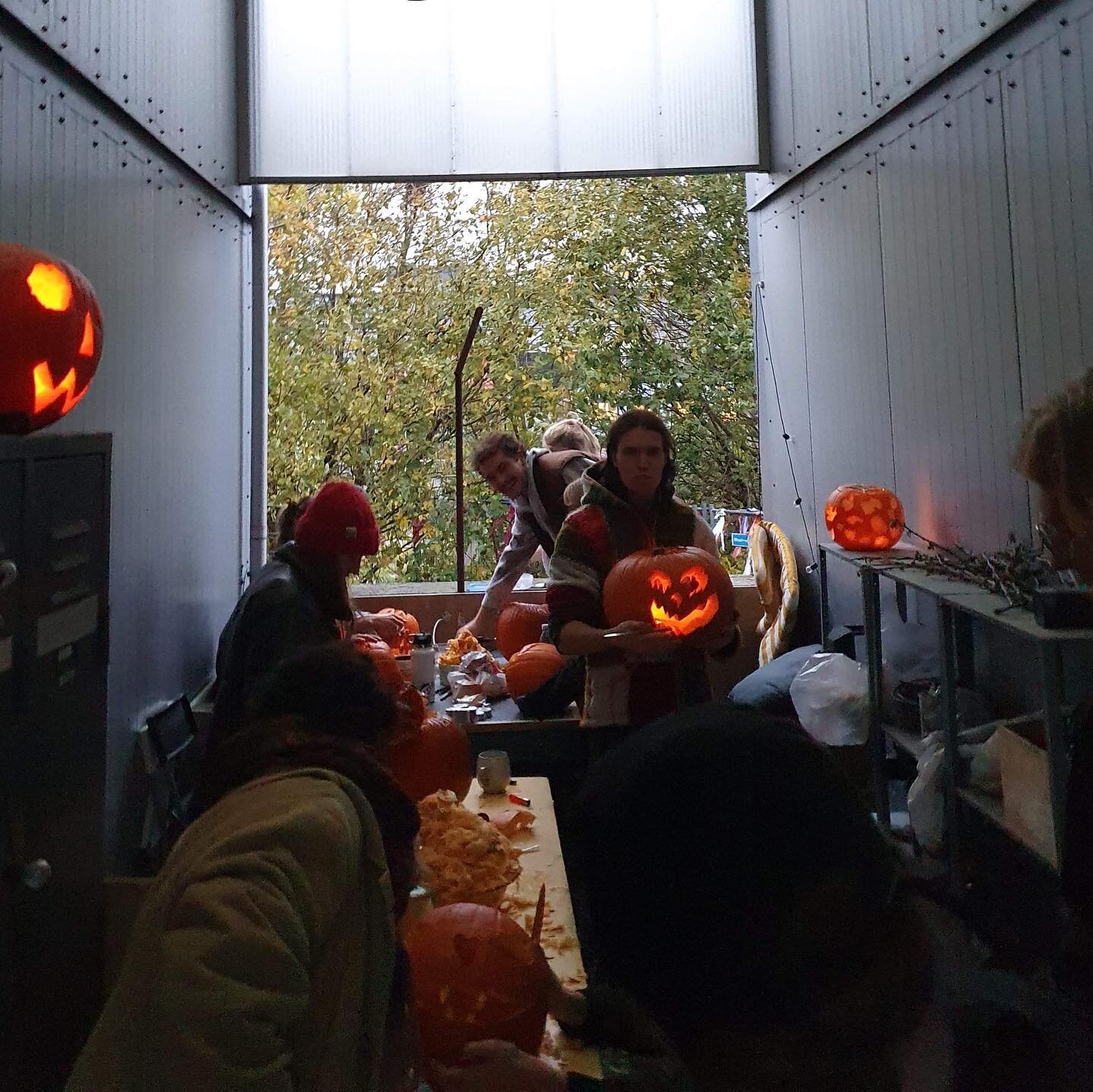 Refshale&oslash;en Villager Rebecca is a smooth operator in fun and spooktivities. Some weeks ago she invited her neighbours to join a frightening cozy pumpkin carving evening in celebration of Halloween and look at the results! 🎃🧡 

Thank you Rebe