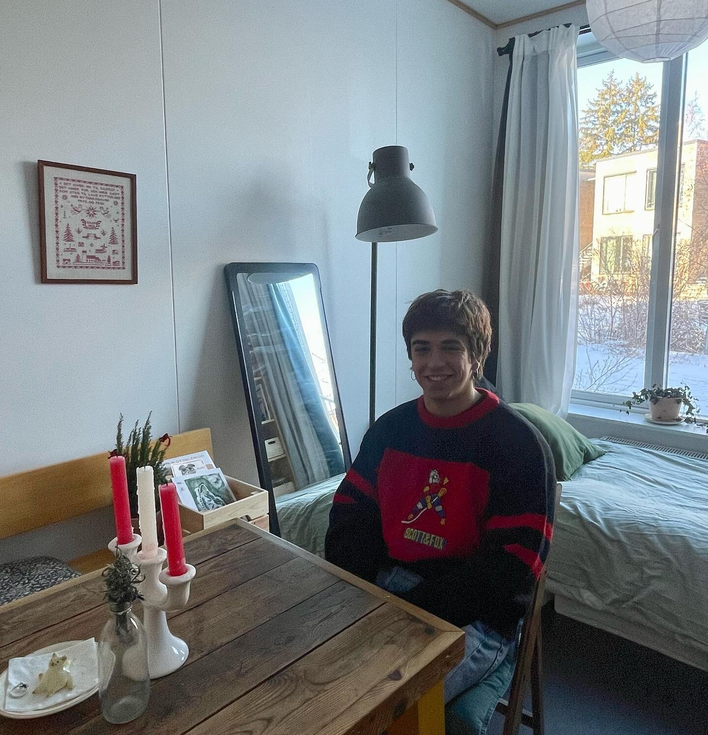 Here are some snapshots from @lozano_mag cozy room in @cphvillage Vesterbro. Since he moved in last summer he managed to find some amazing second hand pieces around Copenhagen.🪑🪴 Great to see villagers choosing mindful living choices!