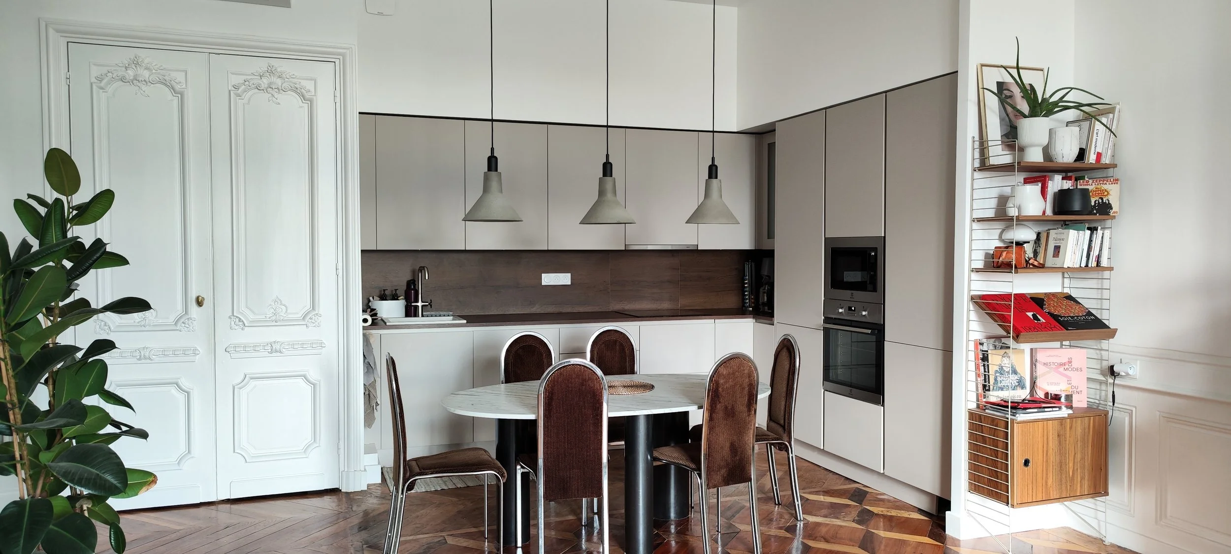 Cuisine beige, table marbre sur mesure, suspension béton