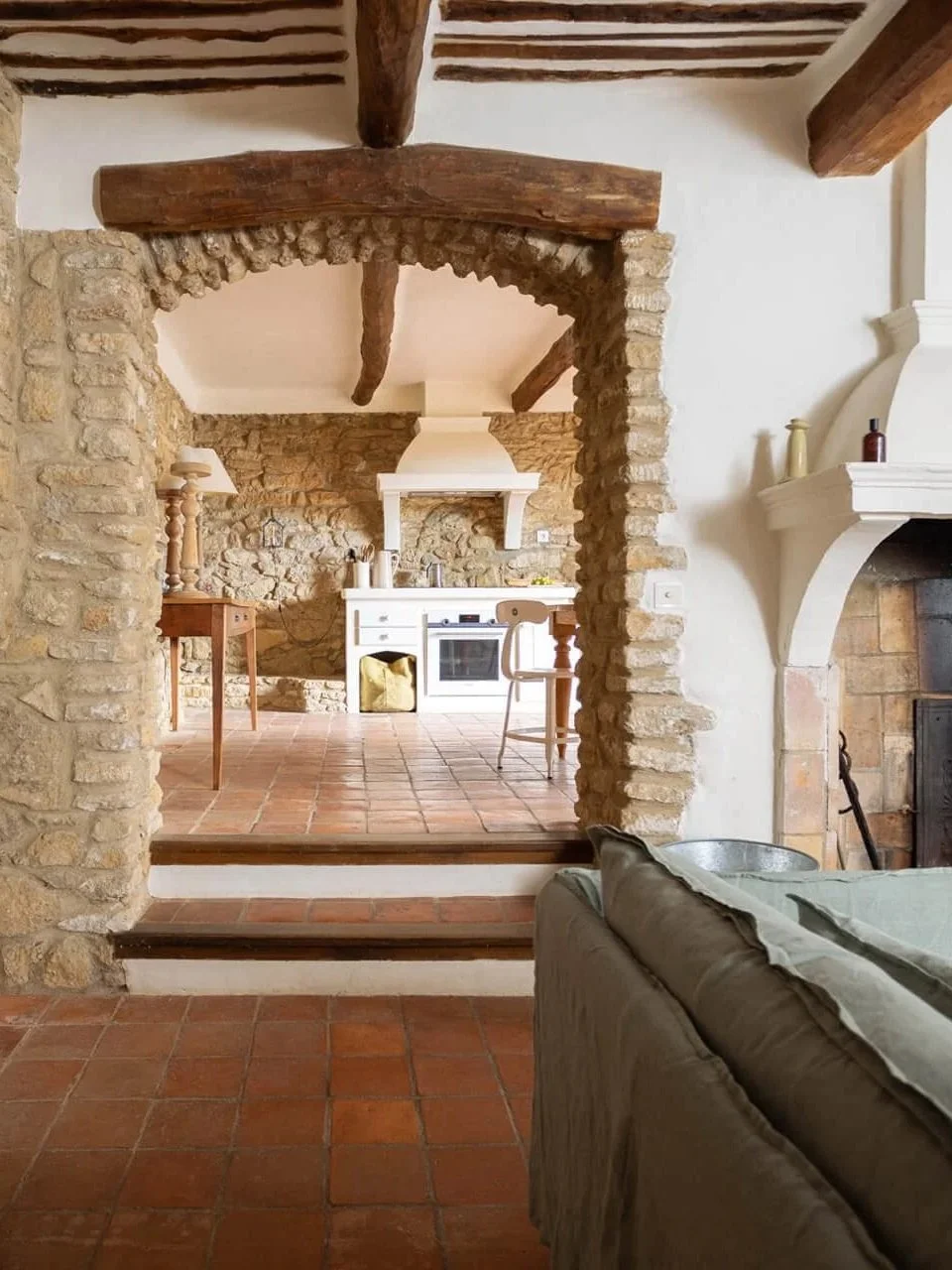 Intérieur avec de la pierre aux mur, sol en tomettes.