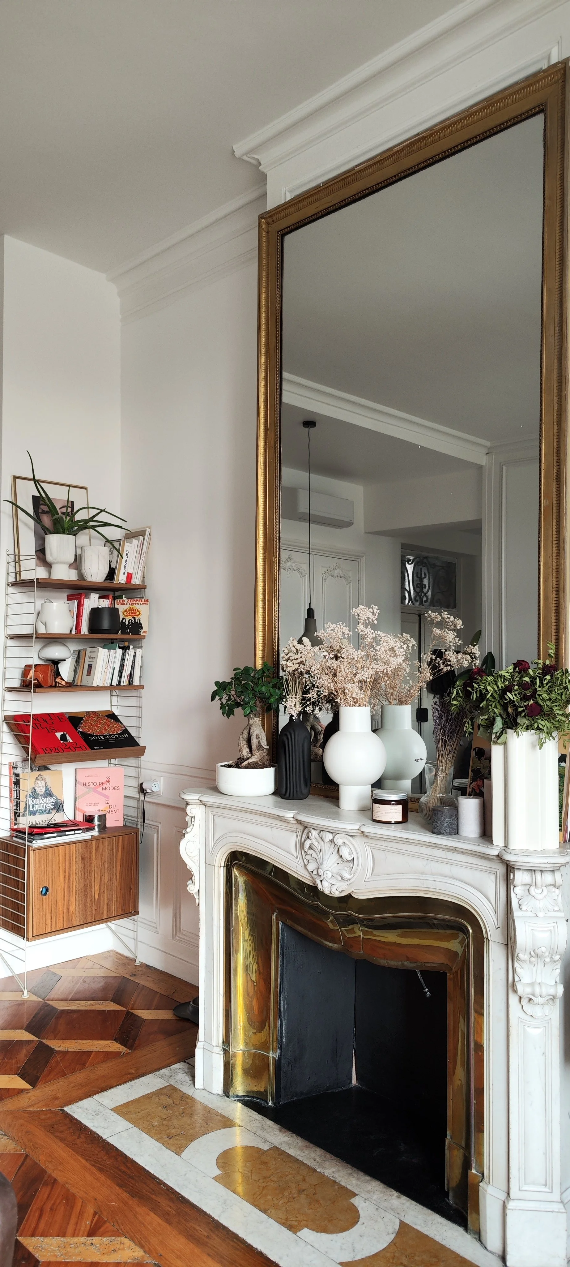 salon haussmannien, bibliothèque string, mur blanc, cheminée blanc et doré