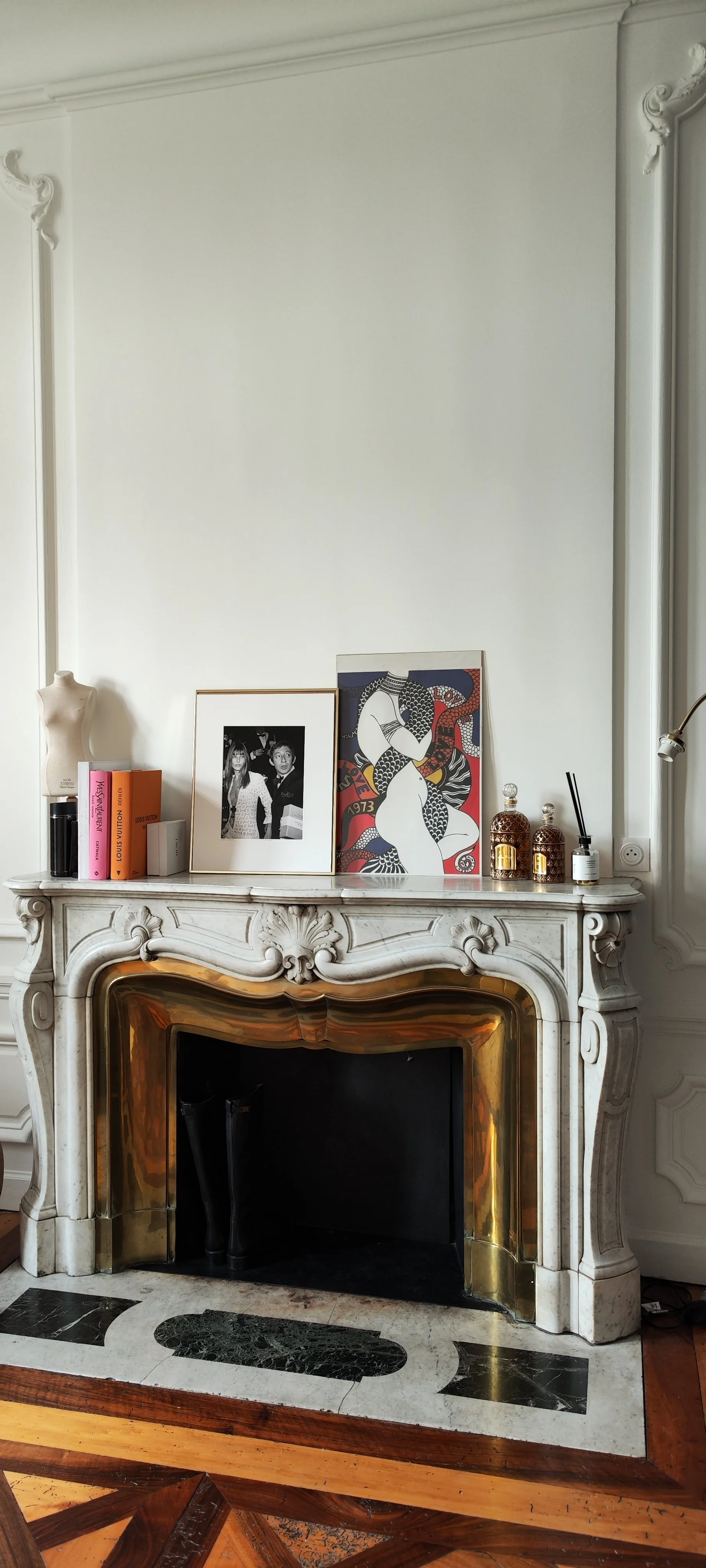 cheminée dorée, marbre blanc et vert