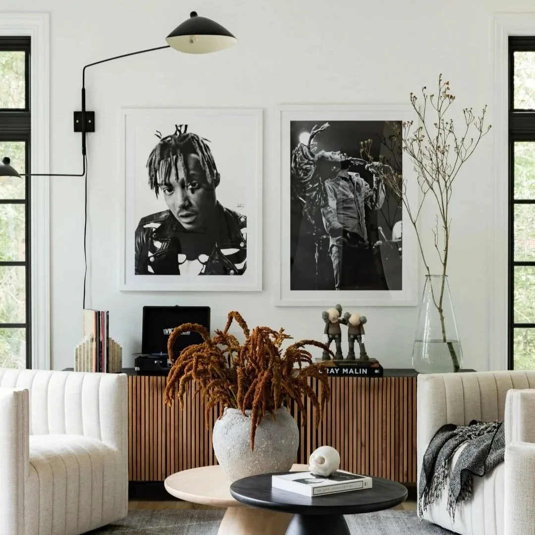 Salon contemporain avec des détails industriels