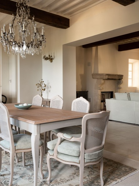 Intérieur avec poutres misent en valeur au plafond.