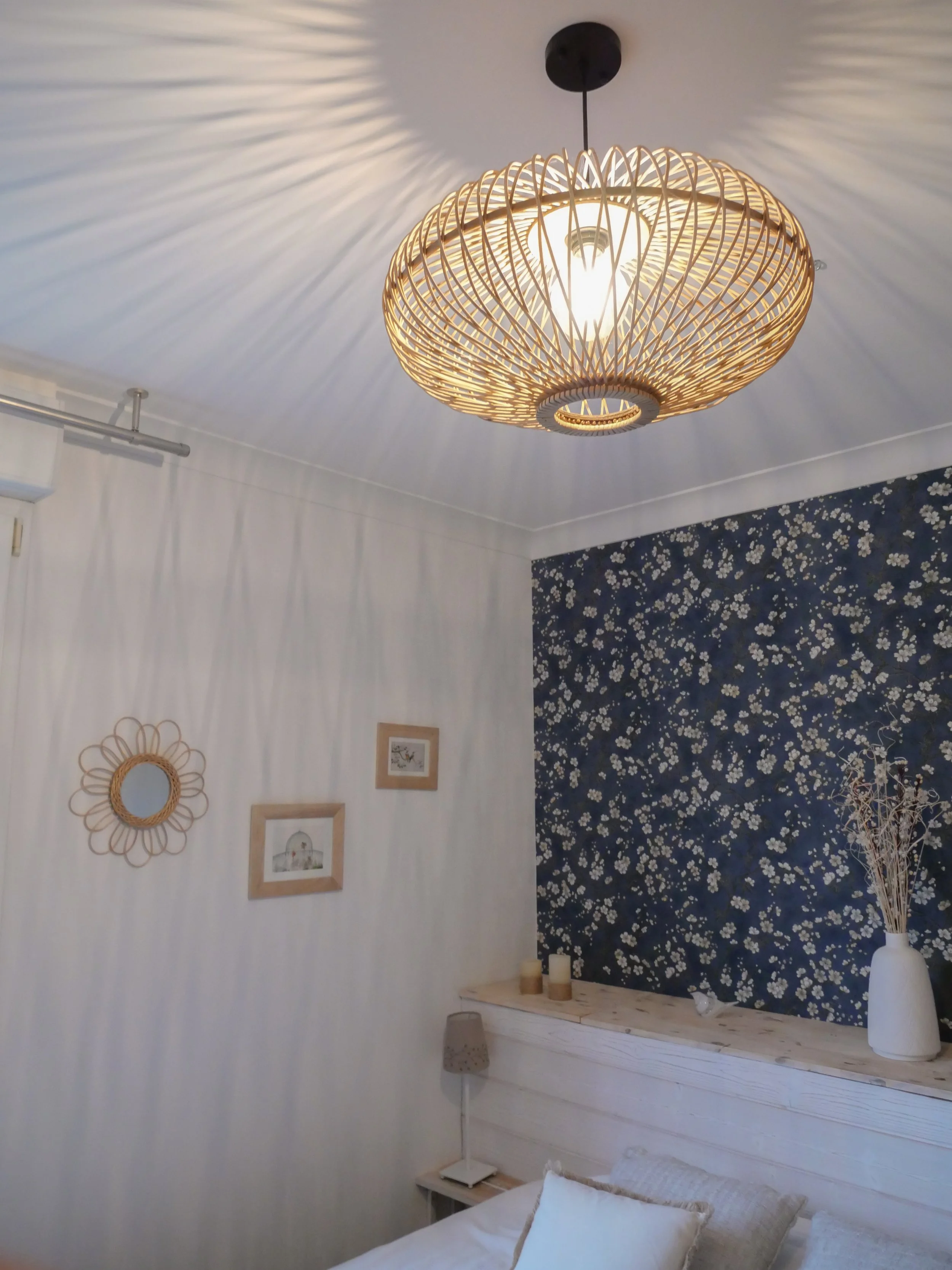 chambre blanche, bois, rotin, papier peint fleuri sur fond bleu