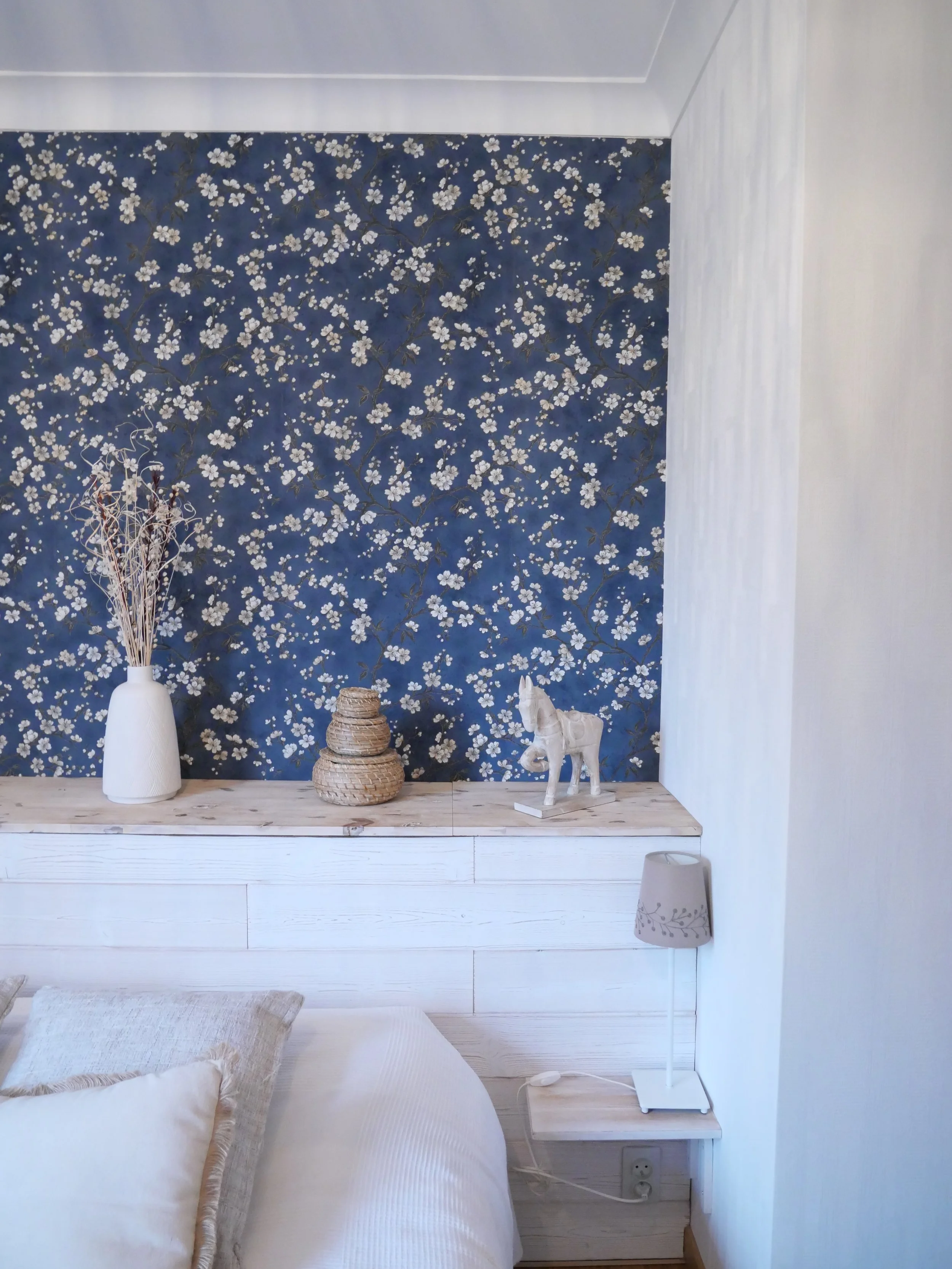 chambre blanche, bois, rotin, papier peint fleuri sur fond bleu