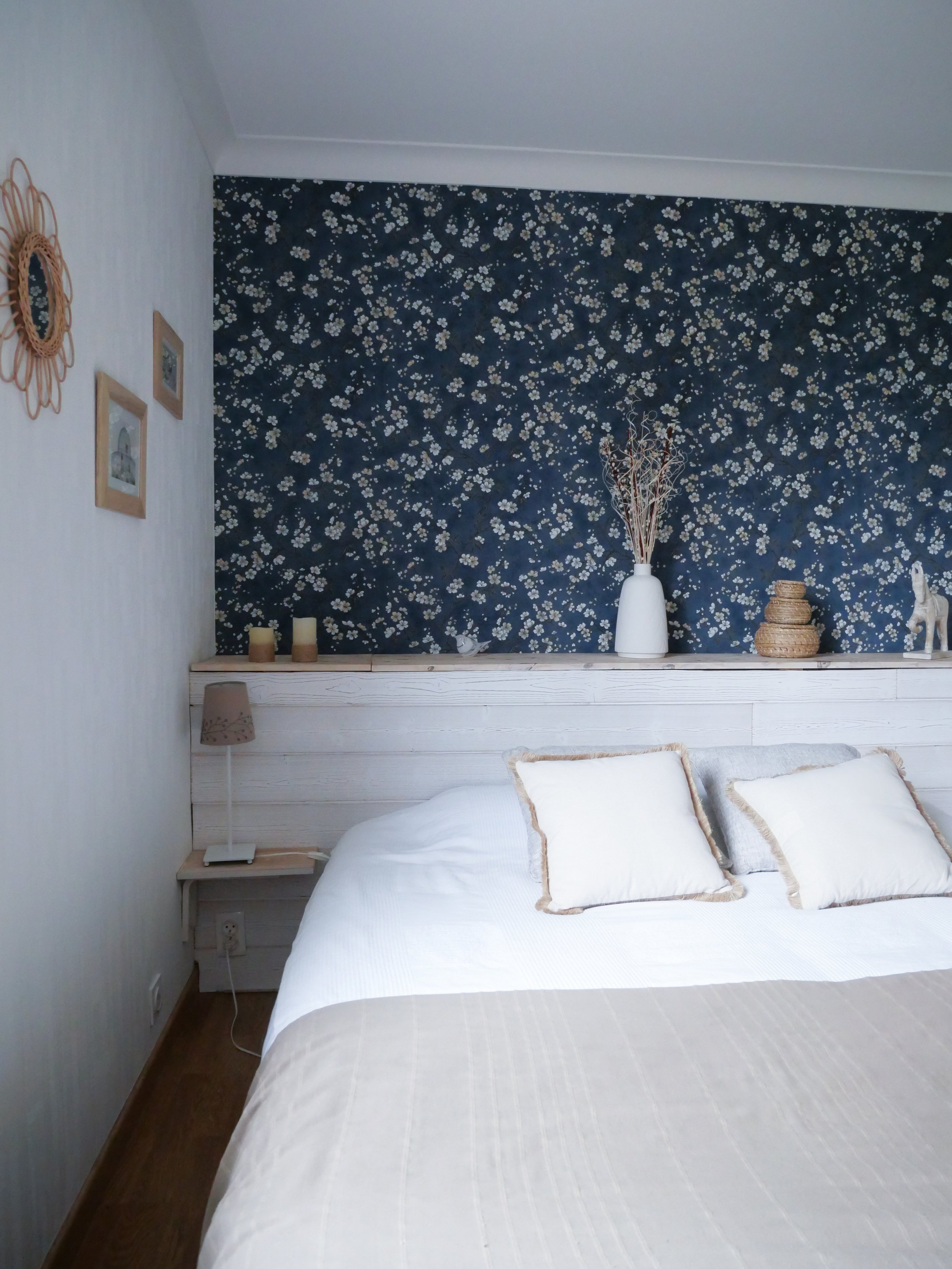 chambre blanche, bois, rotin, papier peint fleuri sur fond bleu
