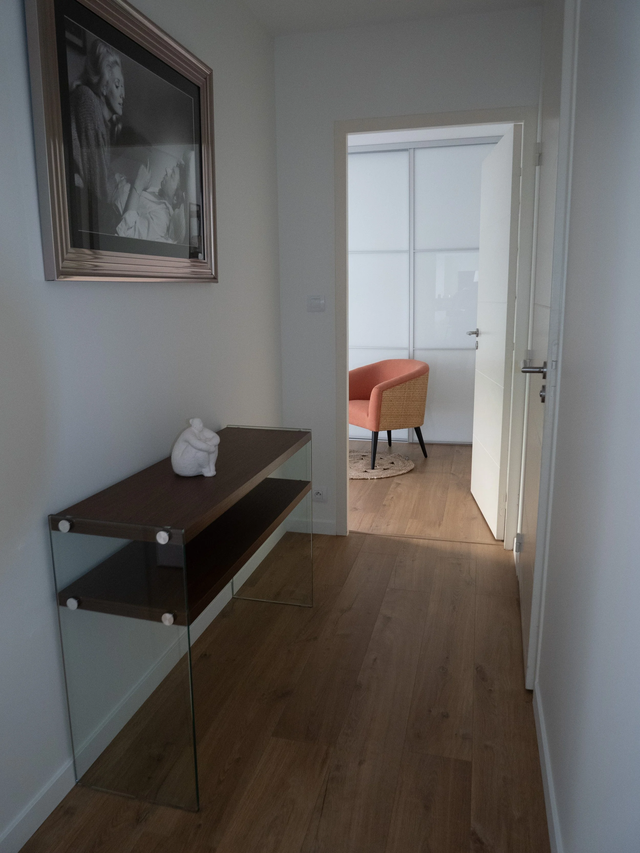 couleur avec console verre et noyer, photo encadrée avec contour argenté