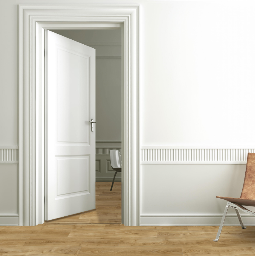 Mur blanc avec des moulures