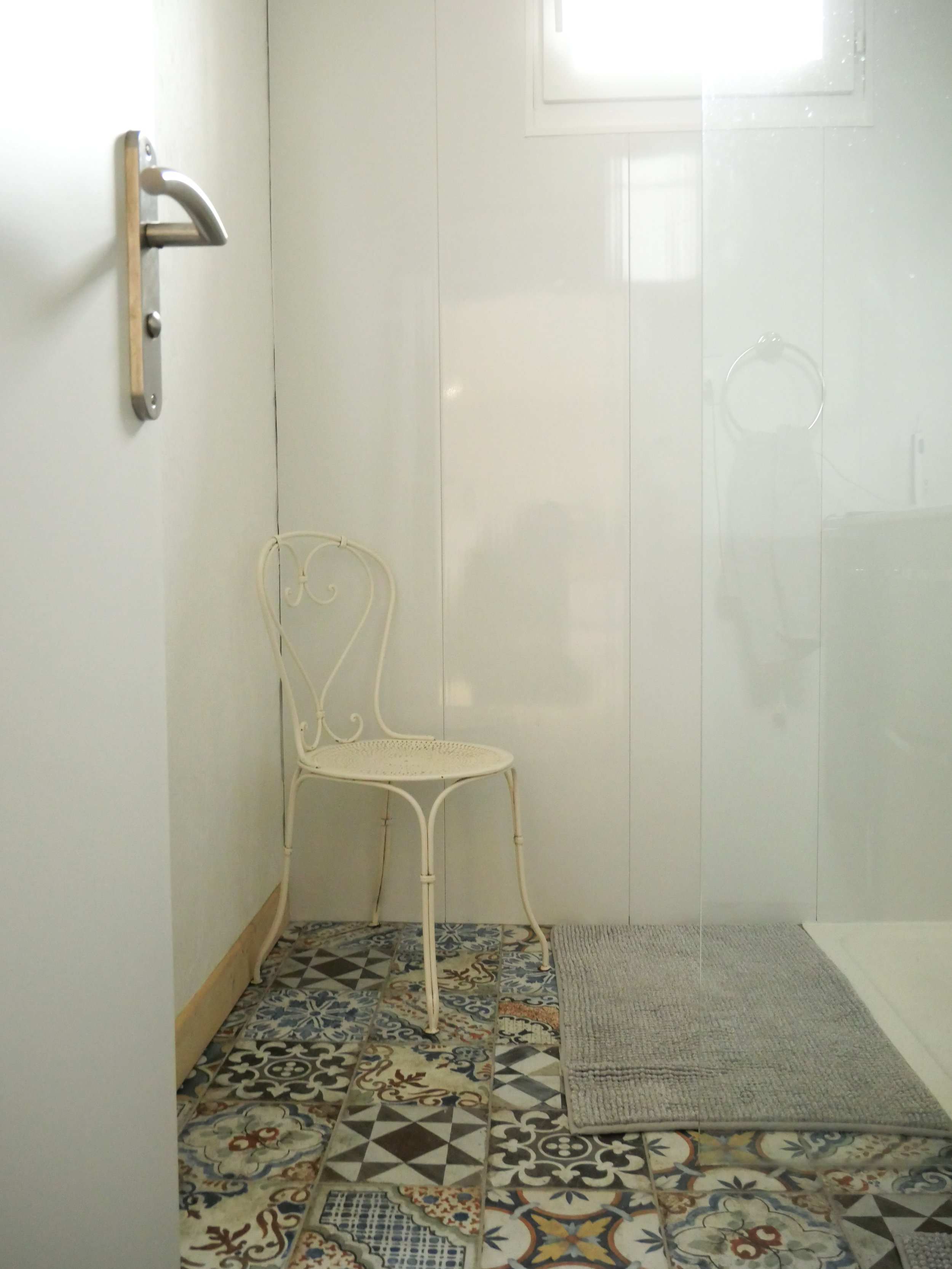 salle de bain, carrelage type carreaux ciments
