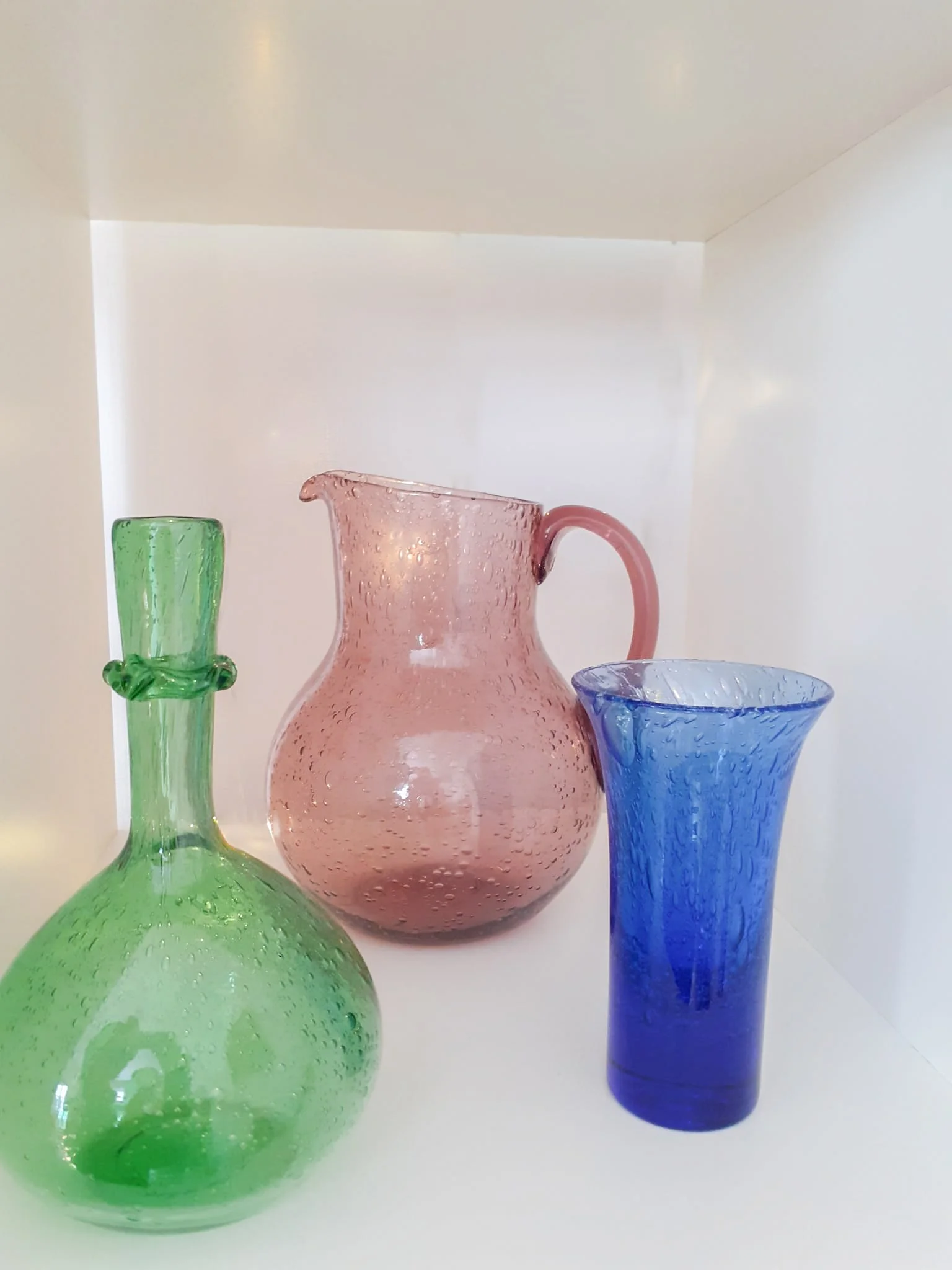 vases bleu, vert, rose