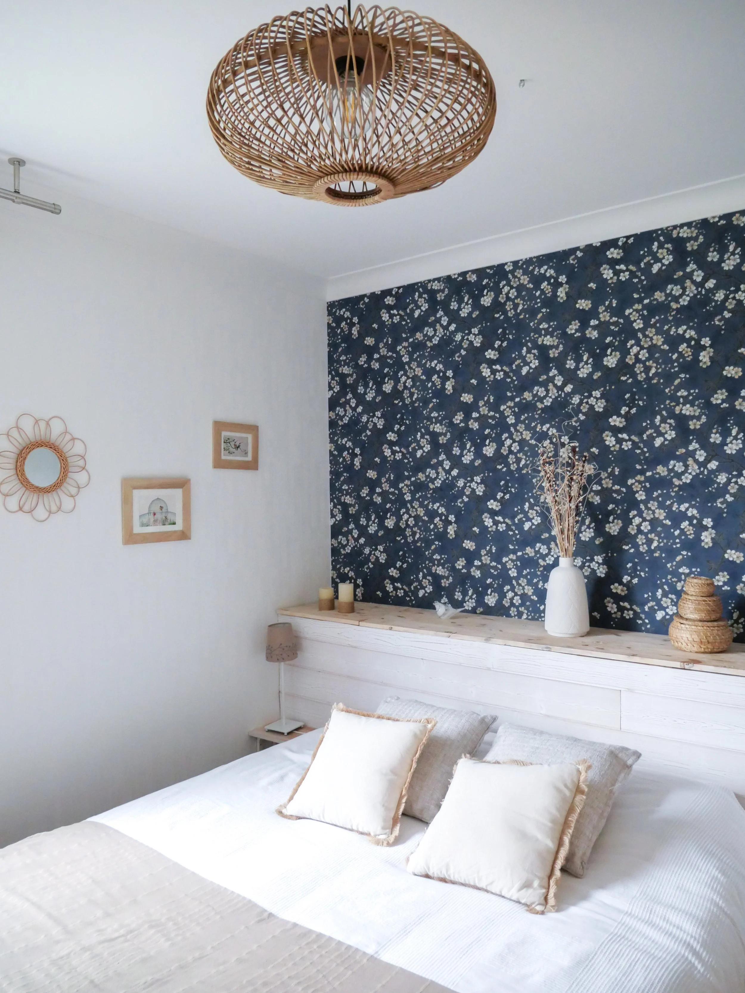 chambre blanche, bois, rotin, papier peint fleuri sur fond bleu