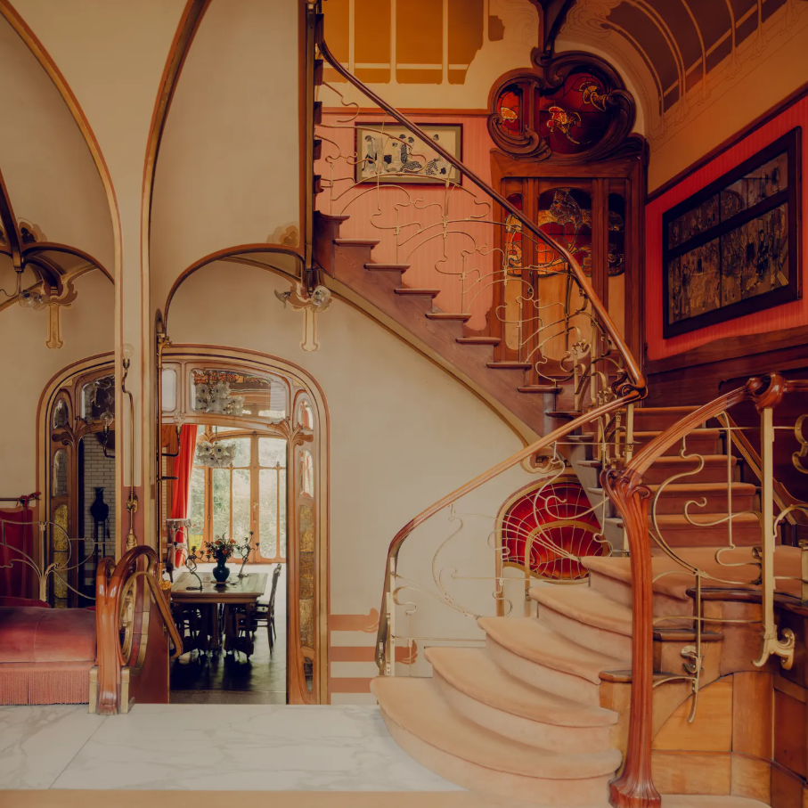 Intérieur de Victor Horta, on retouve un escalier avec de jolies courbes organiques