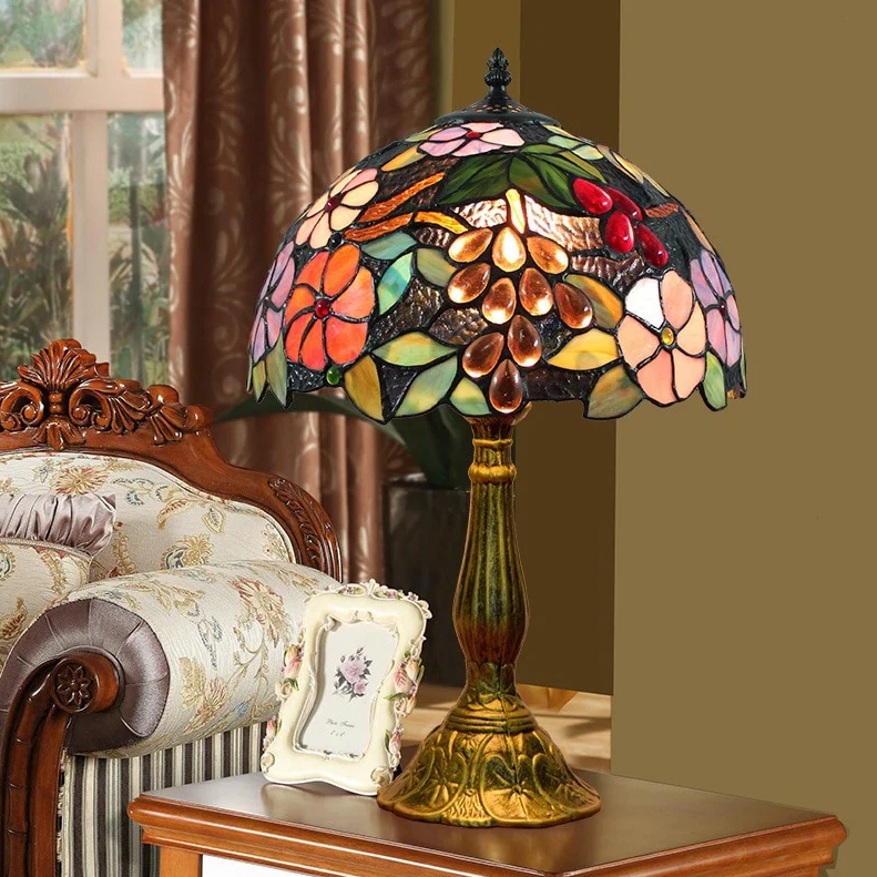 Lampe Tiffany en verre coloré avec des motifs fleuris