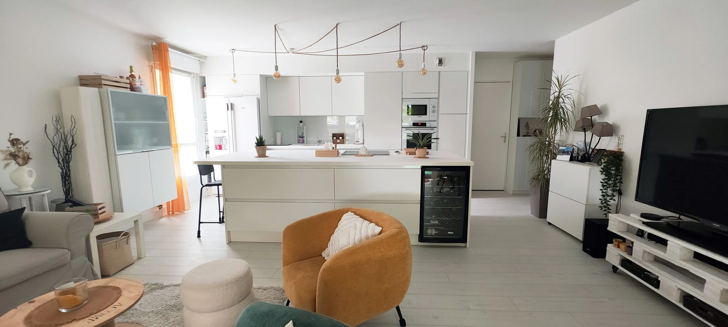 cuisine blanche, pointe de jaune dans le salon