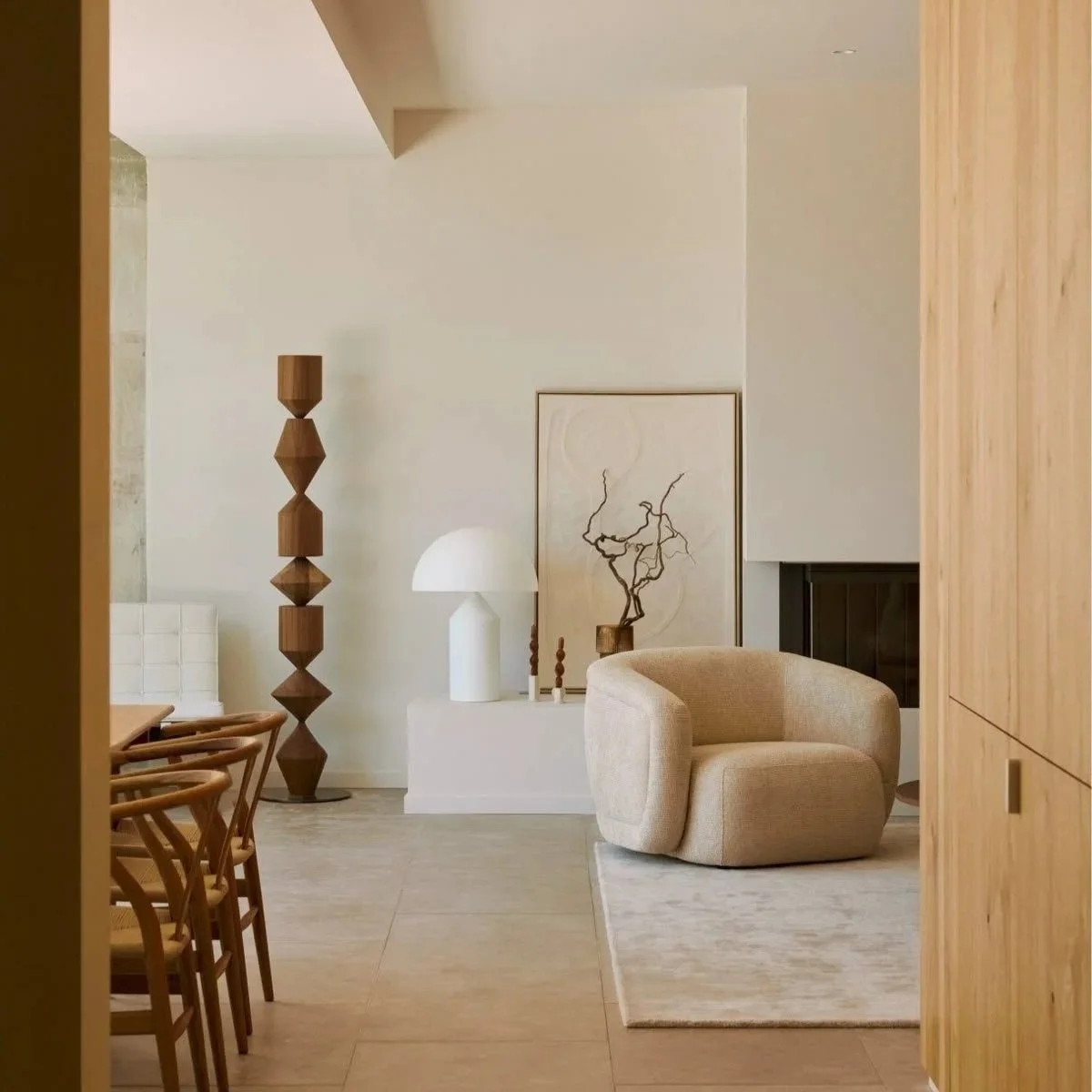 Espace de vie épuré avec des meubles en chêne