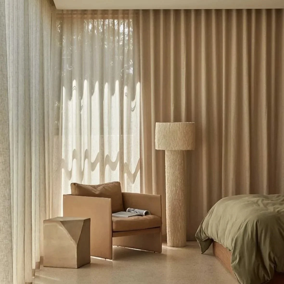 Chambre avec de jolis rideaux couleur lin.