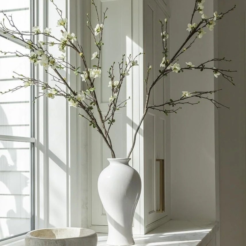 Vase avec des fleurs séchées