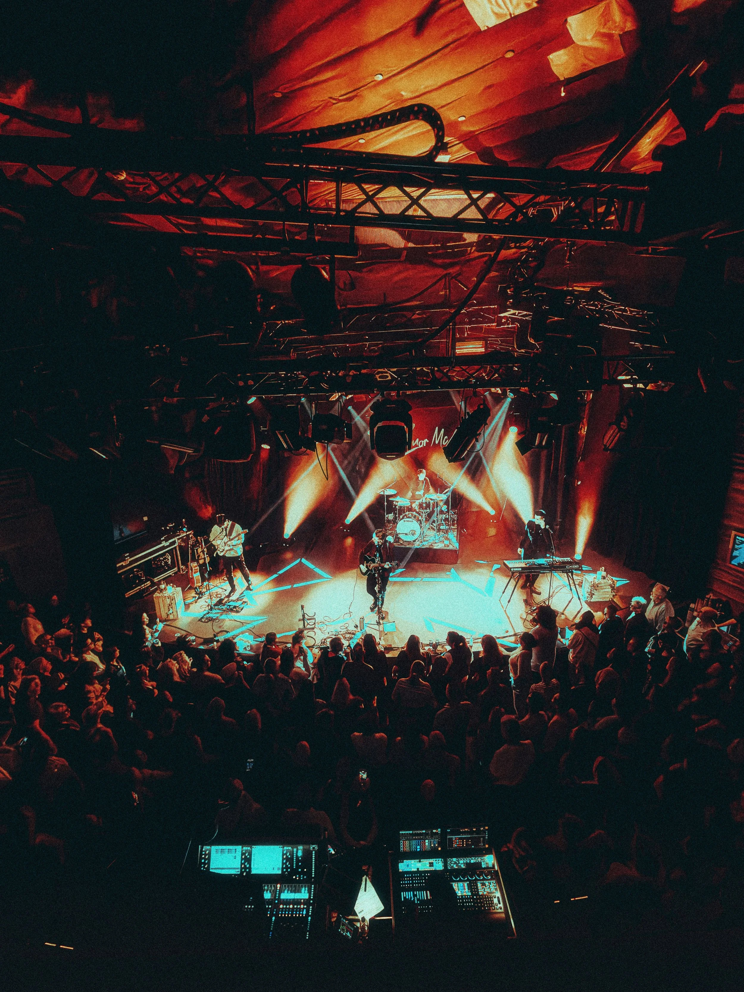 Reflecting on a fantastic tour of the Netherlands and Germany earlier this month as MD for @cmclainmusic! Was a pleasure to put this show together, play some beautiful venues and meet loads of great people. This team made everything super easy:

Keys