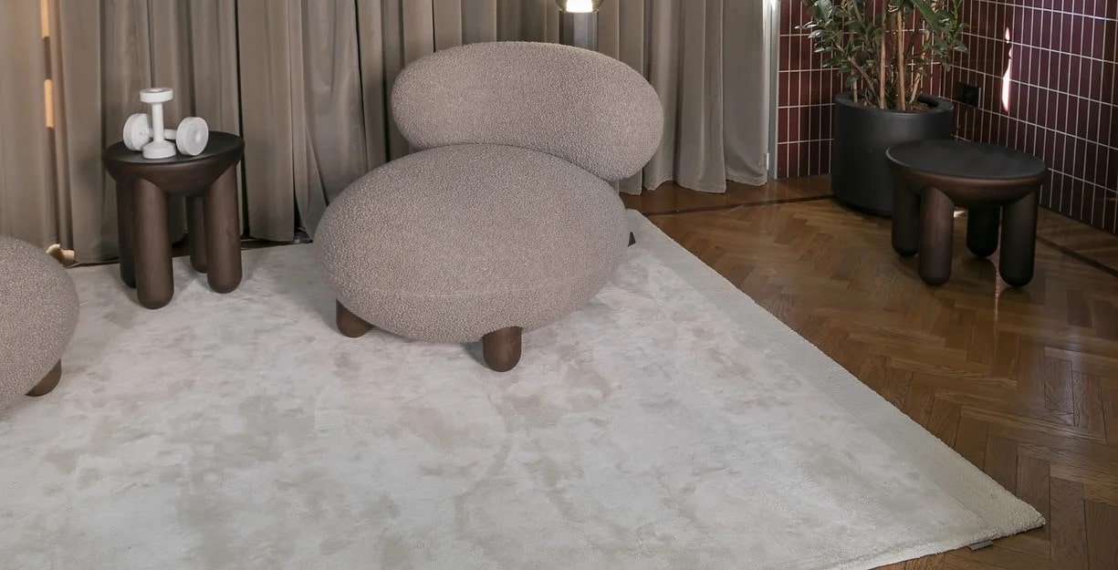 Scopri tutti i tessuti Warli per la tua casa. Visita il nostro showroom e scopri i prodotti: Tappeti Indoor, Tappeti Outdoor.