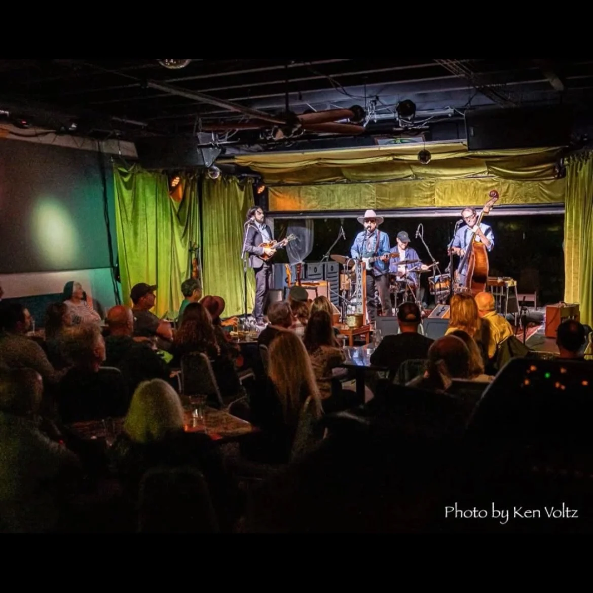 ⭐️Big time last night at @185kingstreet in Brevard. Appreciate everyone coming out to the show and many thanks to Ken Voltz for taking these great pictures! 

Two big CCL shows in NC coming up this week:

- Friday, 10/16 Wake Forest, NC @loneriderbee