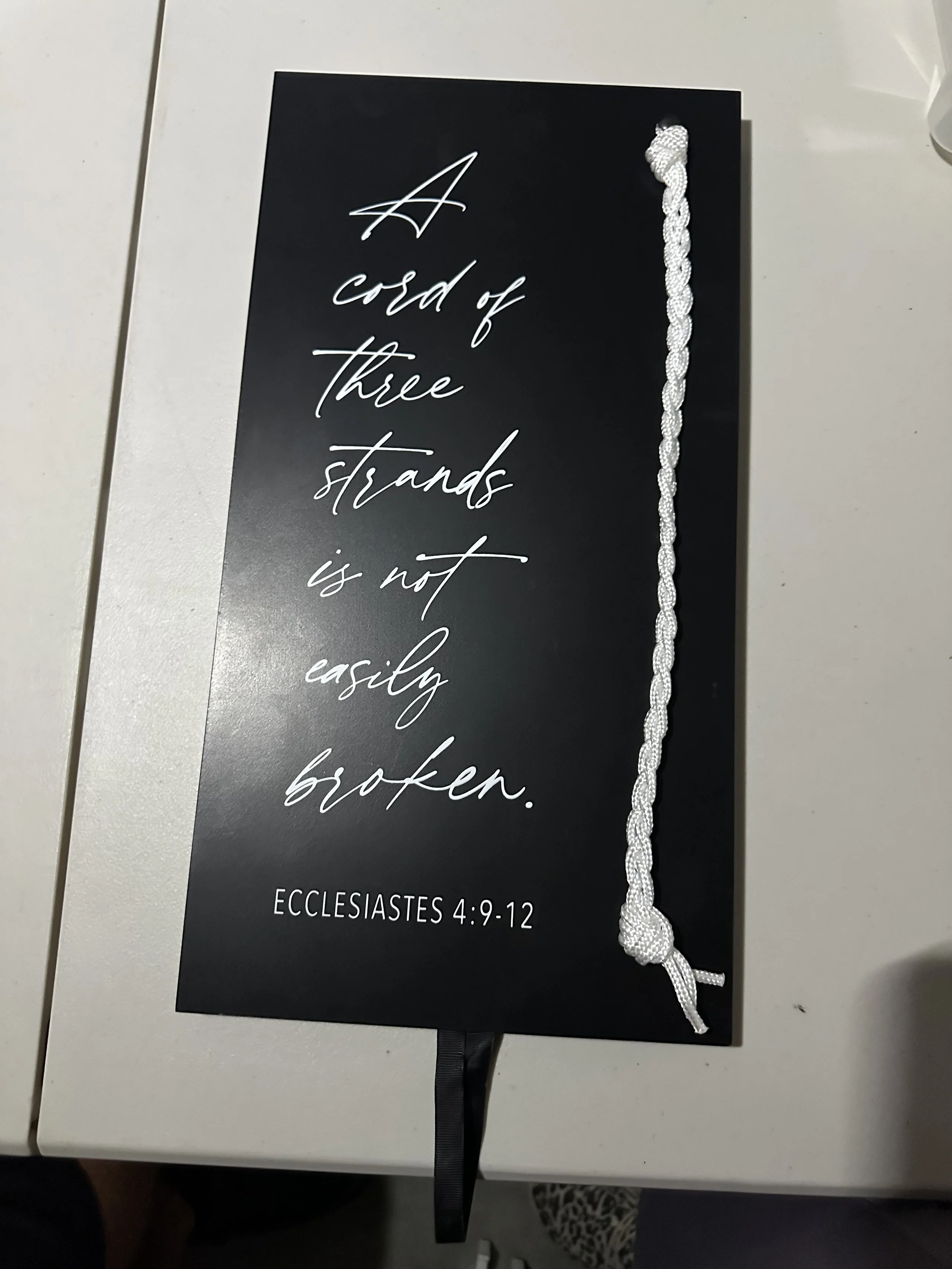 Black three strands sign